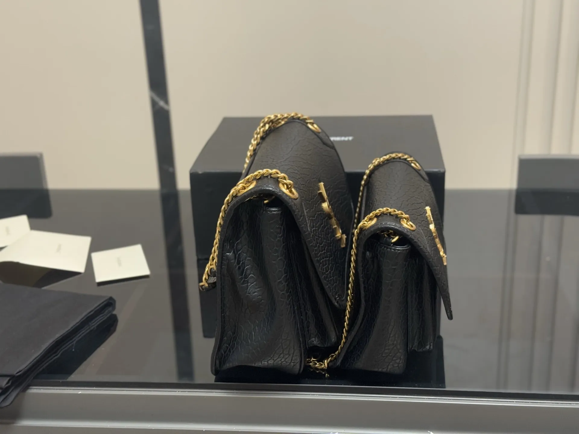 ¥190 ¥200 配盒 size:22*18cm(小) 28*22cm(大) 千呼万唤的 圣罗兰法棍niki终于到新尺寸啦 高订版 niki ysl niki 皮料软糯质感✔️ 强力推荐我们家的Niki