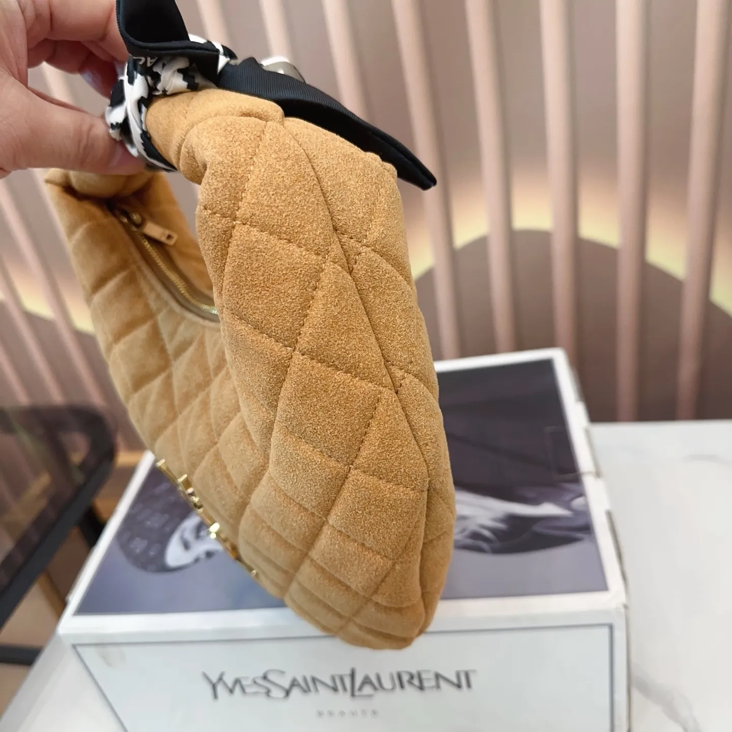 P180 全套包装 SAINT LAURENT 圣罗兰｜Icare 月牙包 可颂形状，标志性的金属logo点缀，完美结合复古与现代感，日常出街还是夜晚派对都合适！ 尺寸 47.32cm 25.16cm. Yn