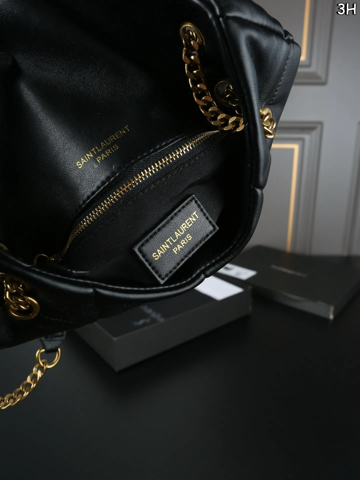 P120 天地盖 圣罗兰 YSL 云朵包 斜挎单肩包 可盐可甜， 是那种复古金色，很高级很洋气哇。 女性理想的日常出行良伴。从休闲时光到较正式场合，它总能为正装造到更添一抹个性态度。ysl云朵包的设计简洁大方，时尚又不失个性，无论是日常搭配还是出席派对，都能让你成为最闪耀的那一颗星! 尺寸：28&times;18