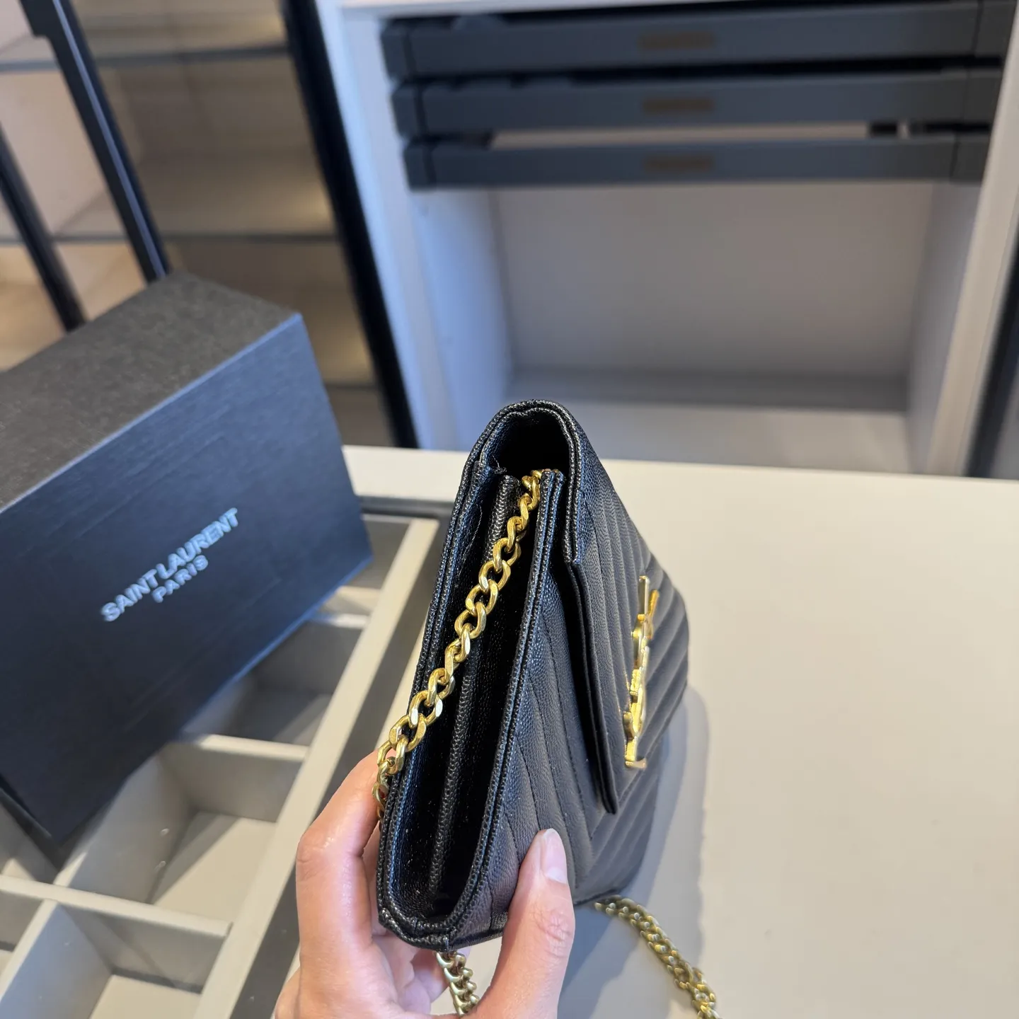 🅿️140✅新品推荐🔜 升级版～高端货🔥YSL圣罗兰专柜经典WOC信封包✉️链条包！超！级！火！👍可肩背！各大明星追捧的爆款～采用原版顶级五金配件！经典logo！顶级做工！面料采用进口鱼子酱牛皮面料！堪比专柜品质🎁原版折叠礼盒包装（size：22*14*3）