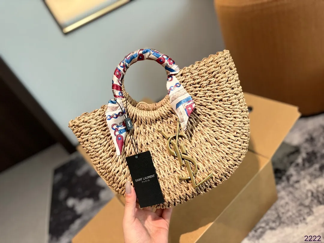 p105p100p90 圣罗兰 YSL绝美菜篮子 是背 YSL.阳光草编包的夏天啦 马上夏至了,来推荐这只YSL.阳光草编包 编织和皮革,清爽也文艺,让你也可甜可美。设计也非常实用,容量也大。 同款哦夏天怎么能少了草编包呢尺寸:32*7*20/28*6*17/20*5*14cm