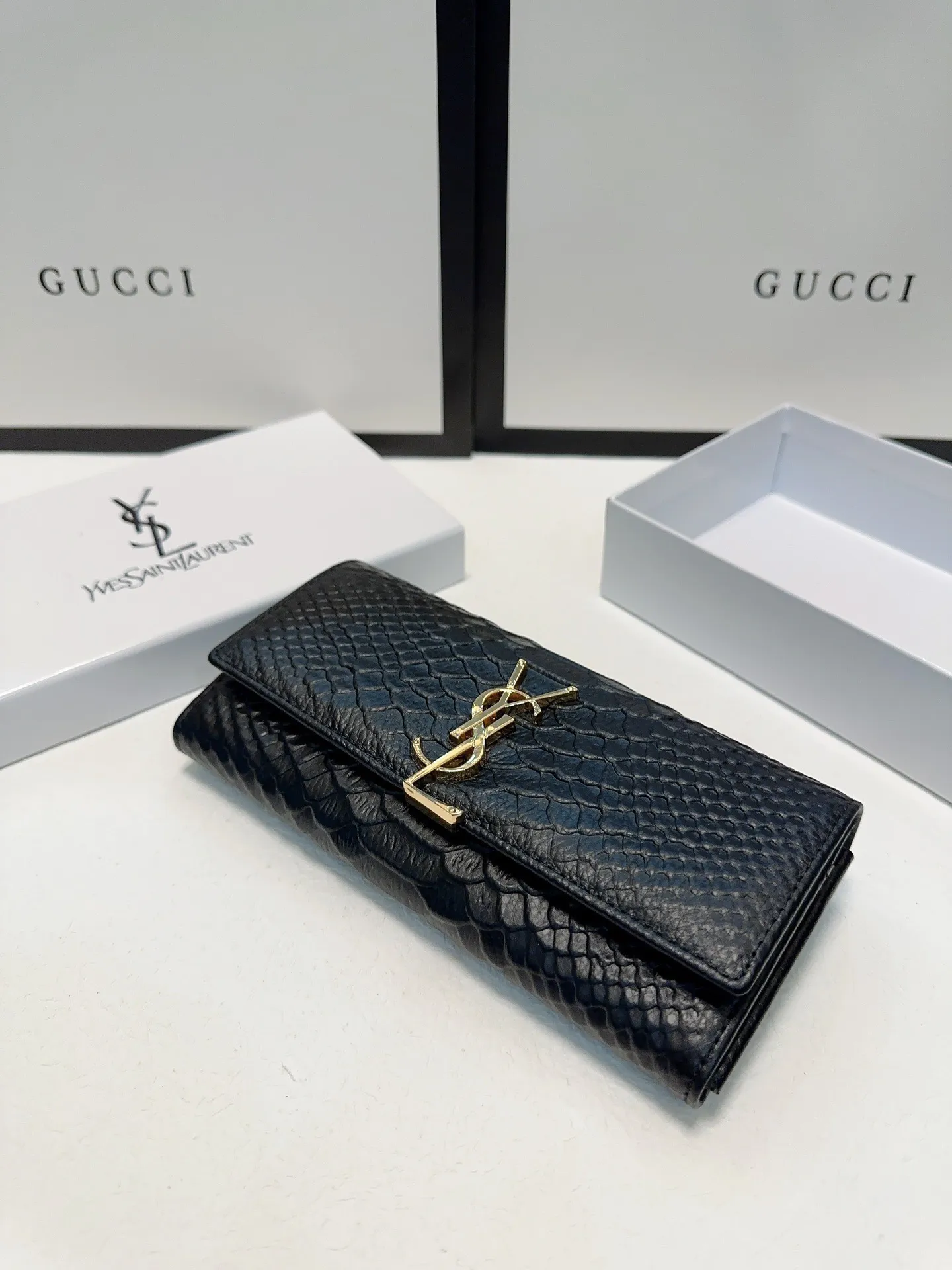 P95🎀🎀颜色 黑🎀尺寸 19x10🎀圣罗兰🆕款💕进口鳄鱼纹小牛皮质感一流👍独一无二风格，实用内阁超美超时尚美女必备单品🔥