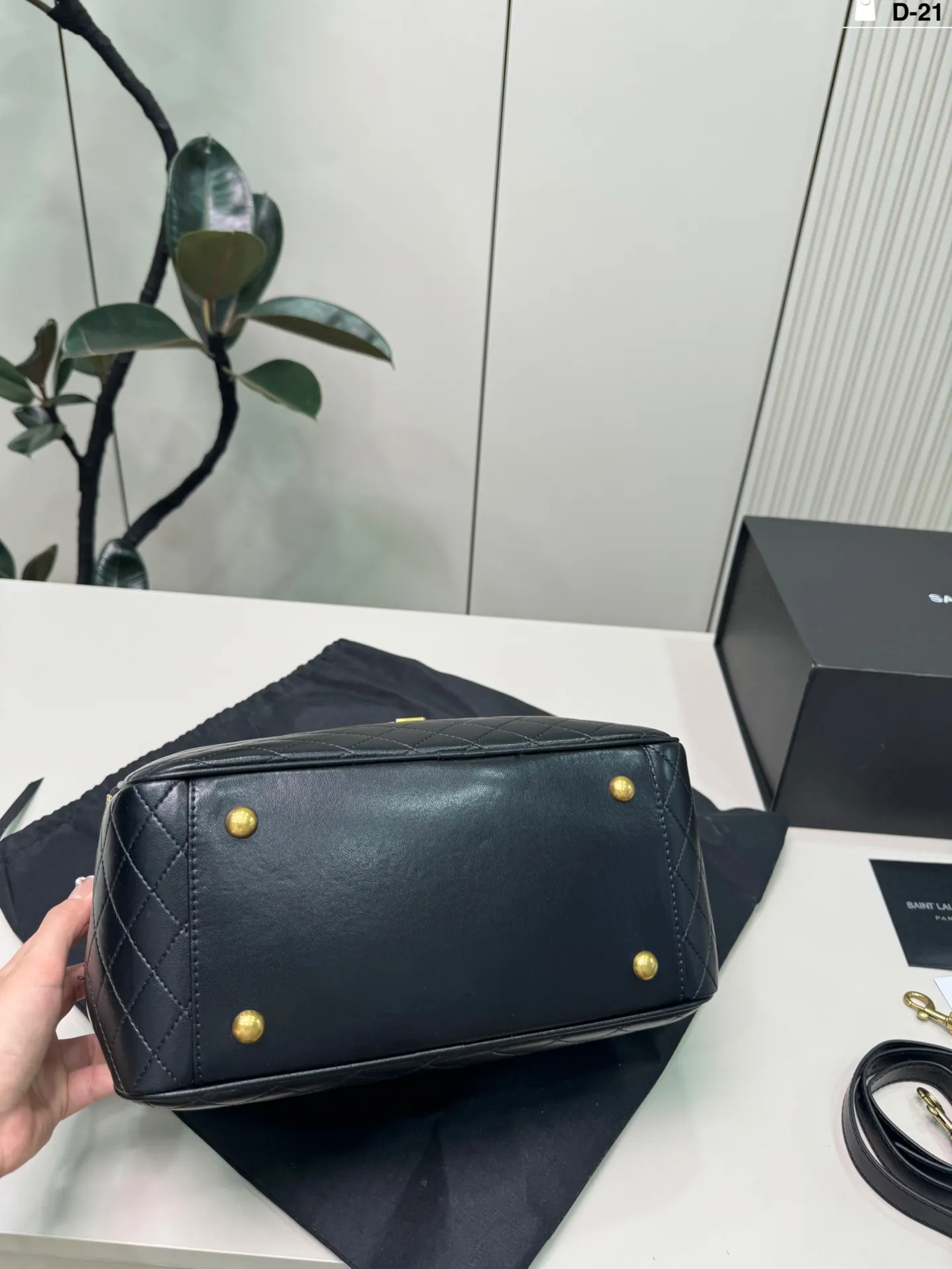 💰p195 D-21尺寸30&times;17折叠盒 YSL Lyia保龄球包 通勤 or轻旅行都能轻松驾驭~白色百搭，春夏穿搭必备，实用又时髦，出街回头率up!