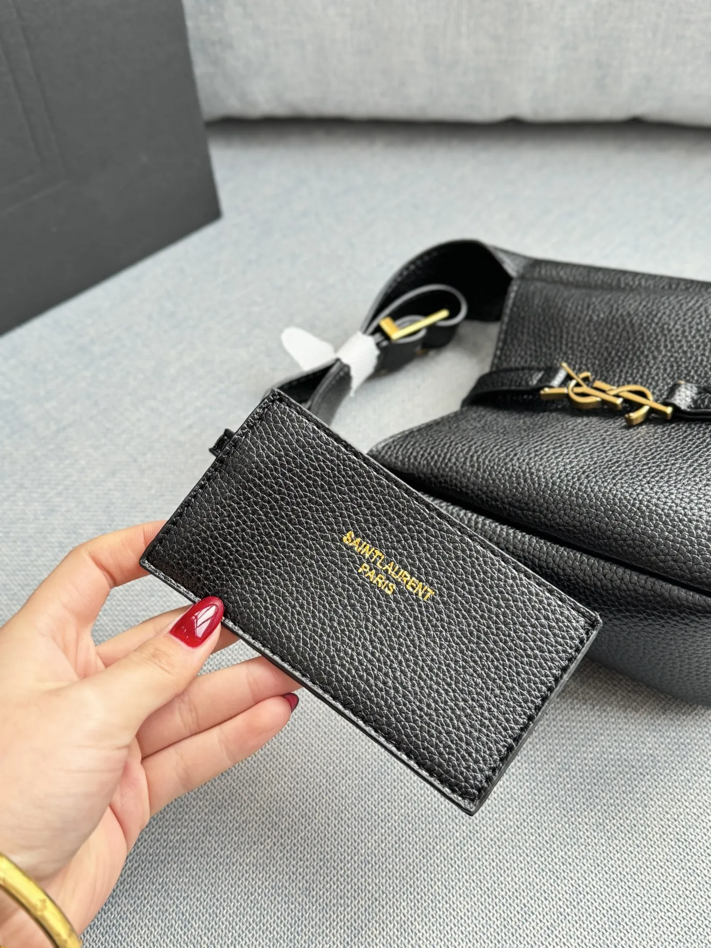 💰115 折叠盒 size：15.5&times;15.5 圣罗兰 LE5A7 水桶包 腋下包 手提包单肩包 一只颜值可爱貌美，但是容量巨客观！完全不是可爱小废包哦~ 戳中我的心巴了！ 真的太太太好用了[哇R]颜值就不用说了 一整个从logo到包型都长在我审美点上