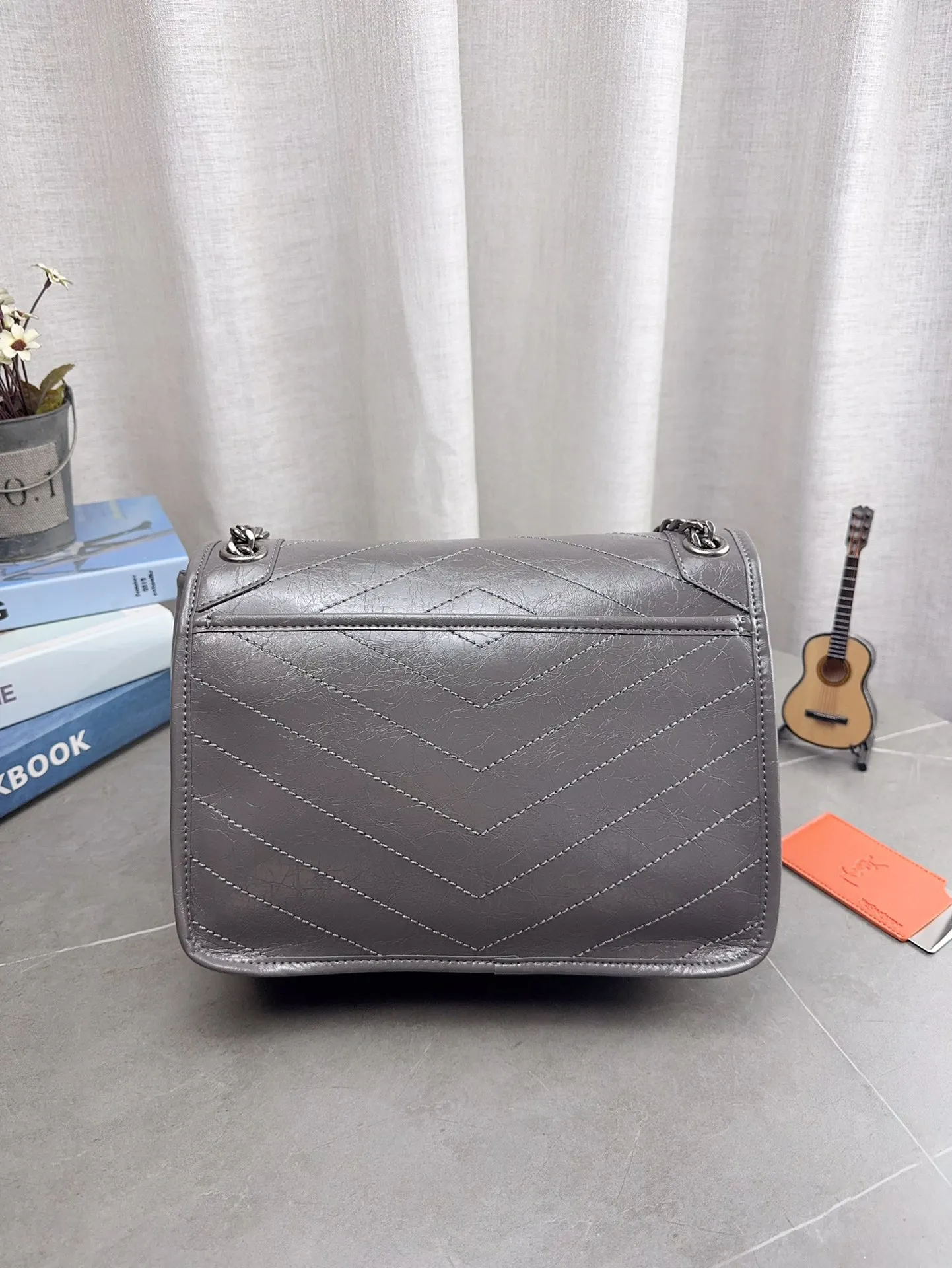 折叠飞机礼盒包装 🎉高品质ysl 圣罗兰 niki 邮差链条包 容量超大 出去逛一天什么都可以放进去 流浪背法也很好看 麂皮真的是跟各种颜色的衣服都很搭 之前一直在Onthego和这个之间犹豫 最后感觉没选错 五星推荐 尺寸27*21cm 型号633158 p200