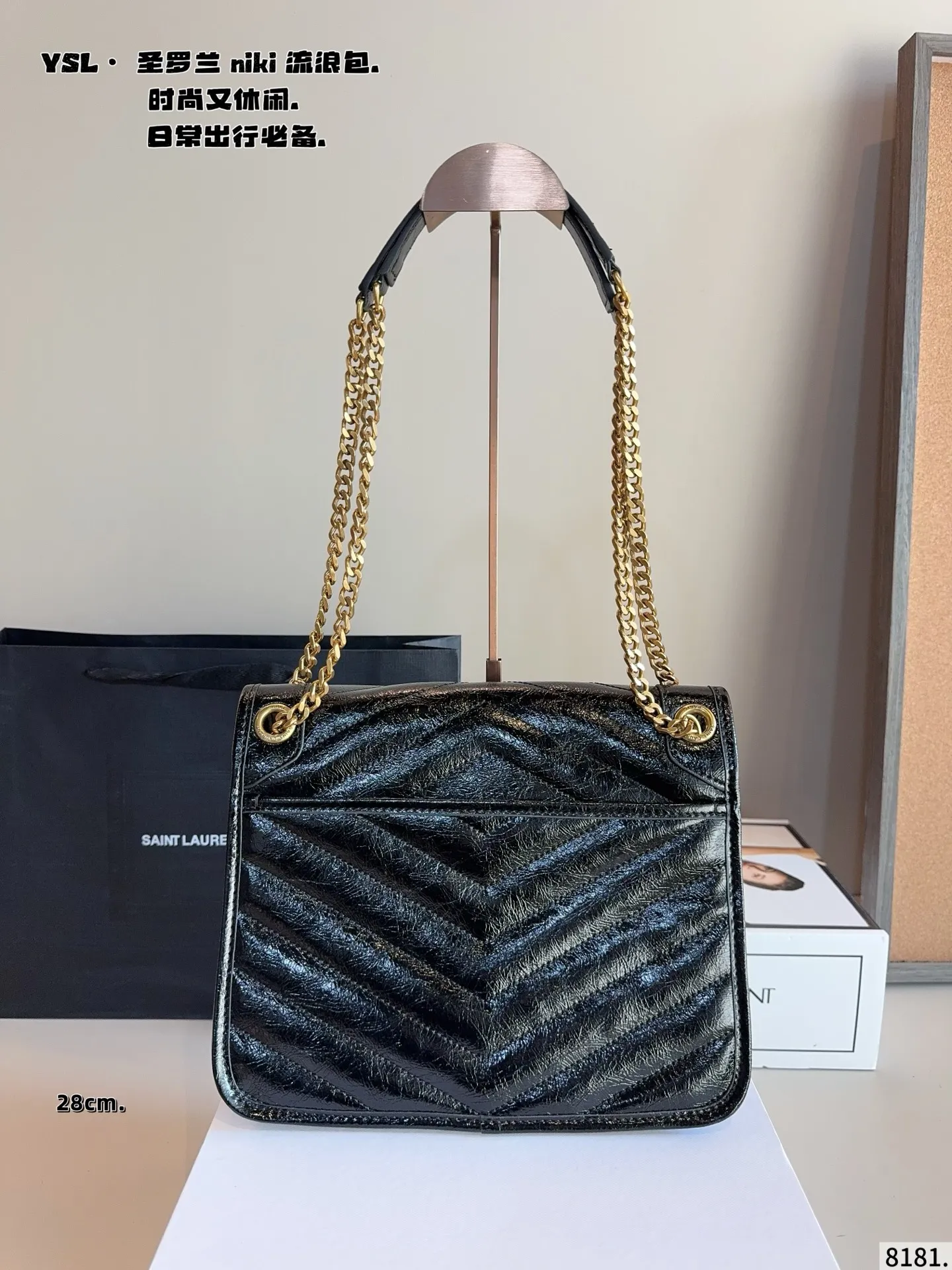 p205p200配礼盒🎁. 圣罗兰 niki 流浪包 专柜新款Ysl圣罗兰 早已成为明星/网红们最爱的这只 低调却超显高逼格气质 据说是ysl girl人手必备 优雅高贵的她成为潮流人士口中最爱的It Bag制造机 拥有无穷魅力 时尚感极强 柔软质感 黑色五金十分抢眼 单肩/斜挎百搭各种服饰 尺寸：28*9*21/22*7*17cm