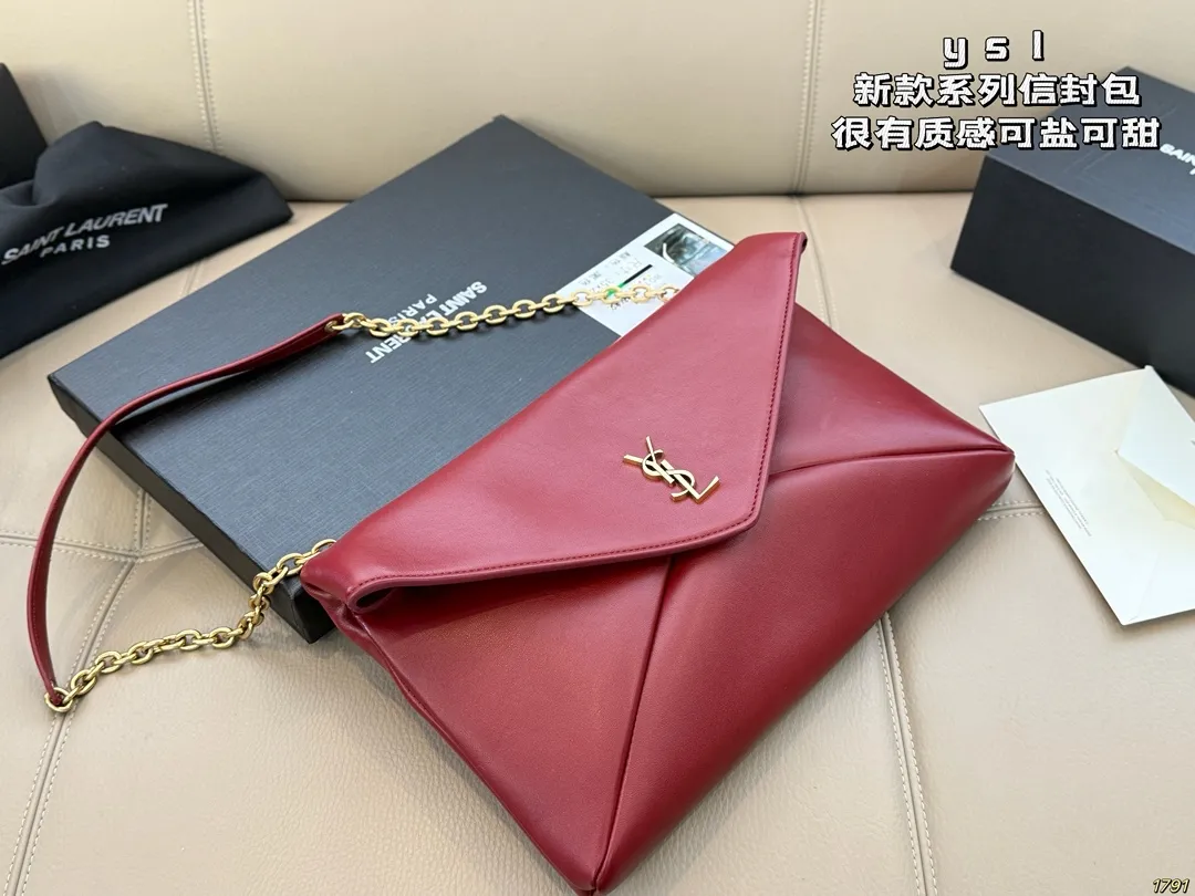 ¥150配盒 圣罗兰 信封包 YSL 绵密的手感,轻便的包包 很有质感 可盐可甜 上身绝美 无可比拟 是每个追求漂亮的女孩必入单品 尺寸33 20