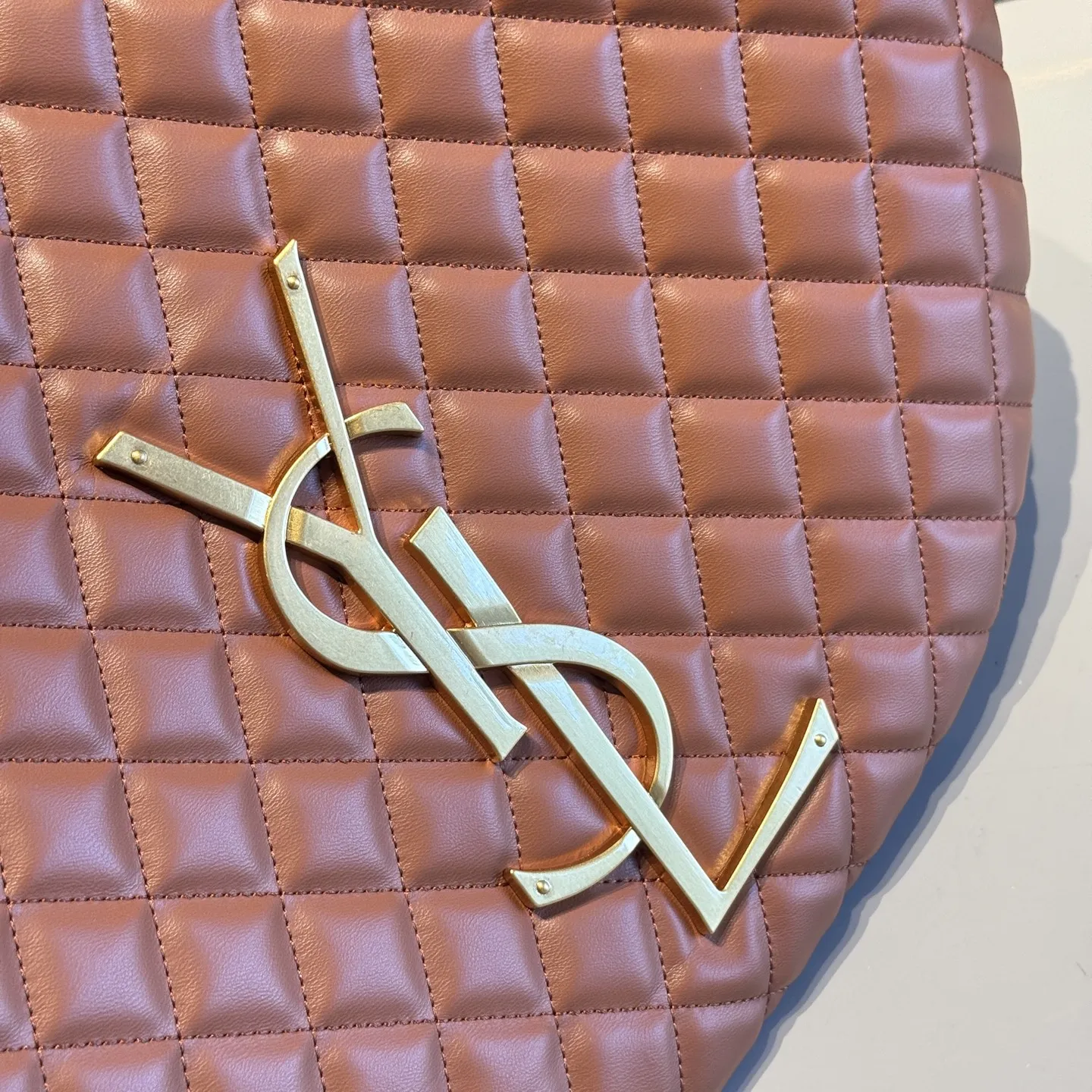 🅿️160✅新品推荐🔜 🔥YSL圣罗兰专柜新款Lcare hobo 腋下包👍这款包超!级!火!👍各大明星追捧的爆款~采用原版五金配件!经典logo!顶级做工!面料采用牛皮面料!超大容量!堪比专柜品质(size:44*34)