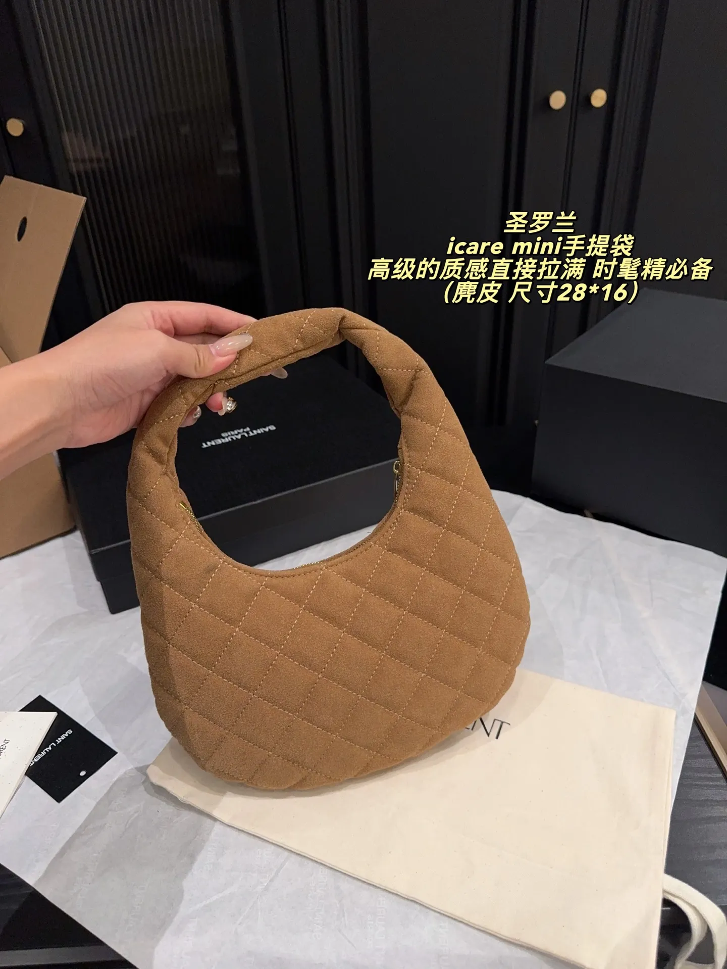 p200全套包装⚠️尺寸28*16 YSL 圣罗兰 icare mini手提袋 火遍全世界的Icare在万众瞩目的期待下 推出了超级可爱的Icare🖤🖤 高级的质感直接拉满🤍🤍 超轻手提包 来带精致的搭配体验