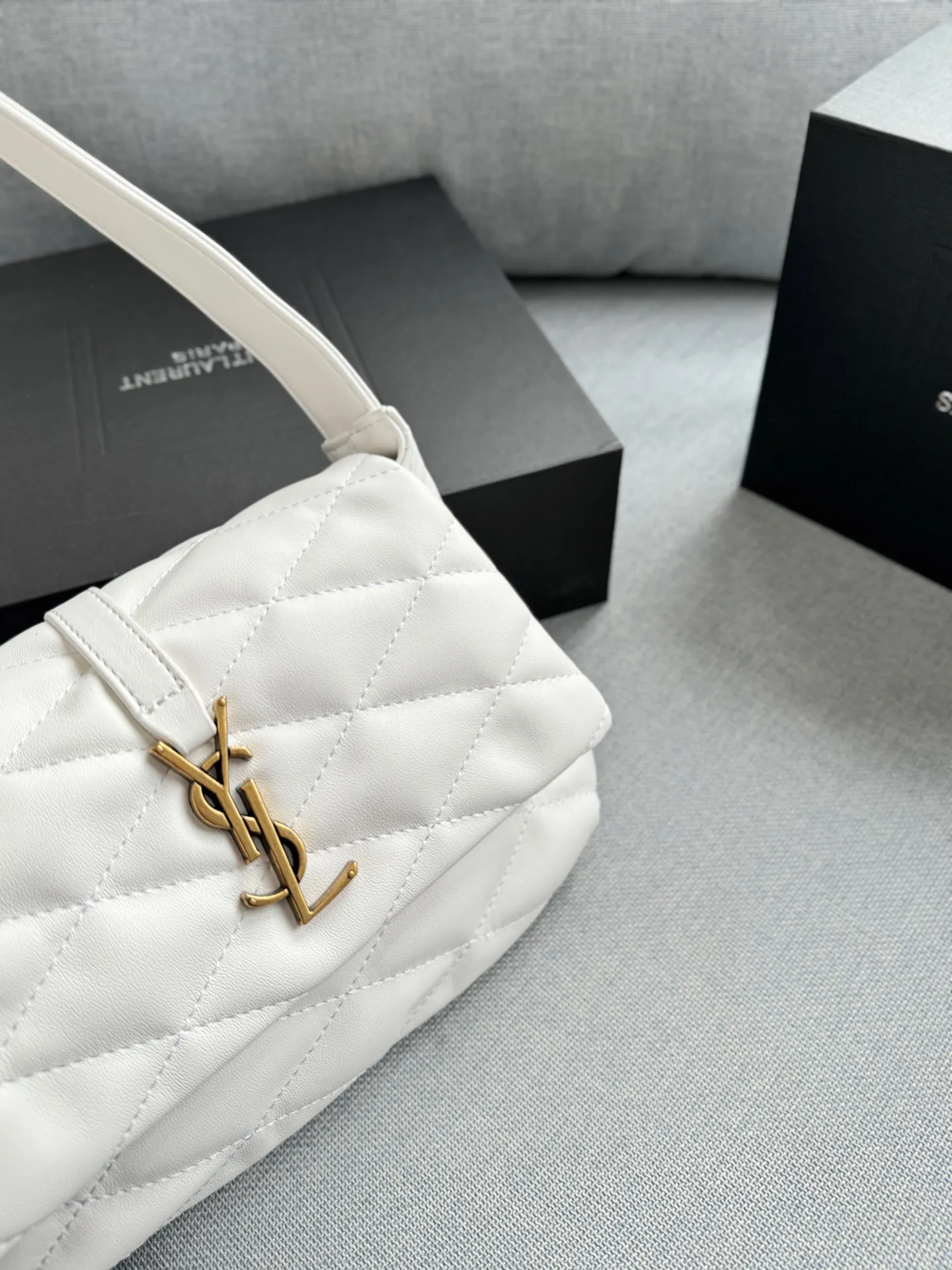 💰125 折叠盒 size:27×18 圣罗兰 YSL LE 57系列 腋下包手提单肩包 奶呼呼小羊皮 黑金小羊皮搭配压纹 可以手提又可以腋下 皮质是小羊皮 造型是梯形廓形设计 大气感拉满 精致做工和浪漫情调邂逅融合!意大利小羊皮革手感软糯舒适,柔软到一直想去rua它!参加宴会,平时搭配衣服都可以, 可休闲,可女神,就是百搭神器啦!