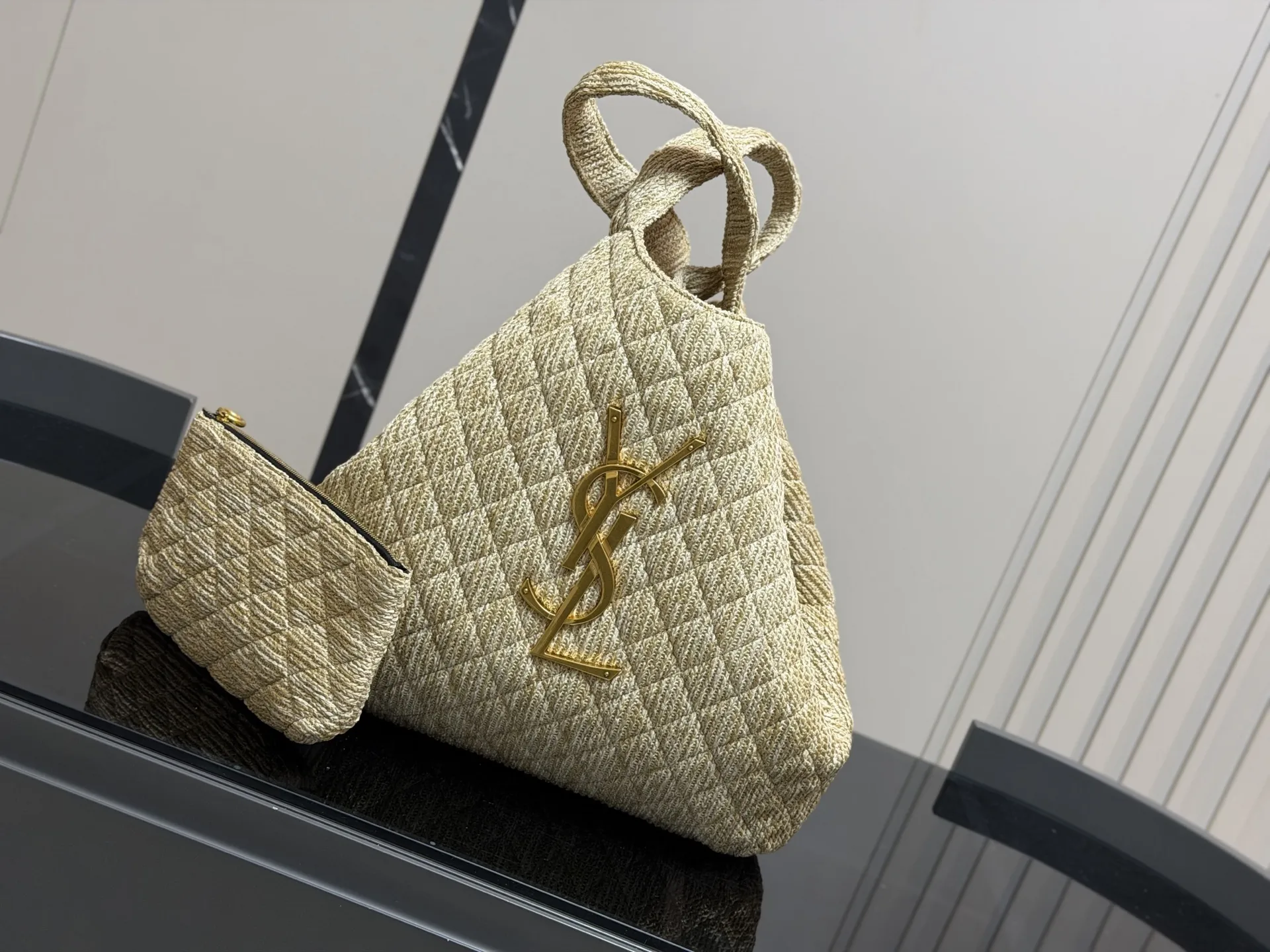 ¥180 size:38*35cm 圣罗兰新款购物袋太可了吧 YSLGabv绗缝纹路购物袋 大tote感觉太温柔了吧! ⚠️原版大标