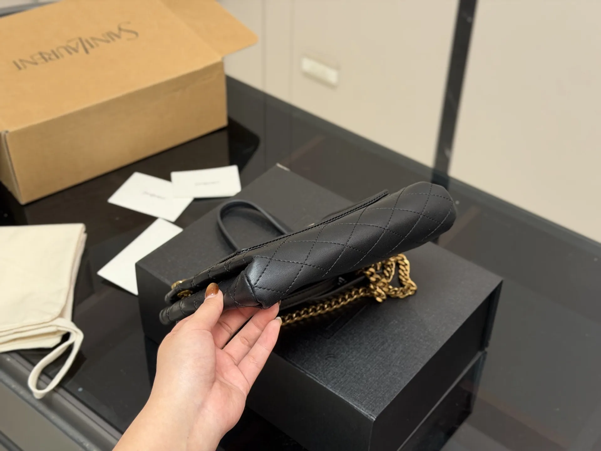 &yen;170 &yen;180 配折叠盒飞机盒 size：16.13cm 21.16cm 牛皮品质出 ✅ 圣罗兰mini NOLITA手袋 精致、可爱还很能装～ 背他真的是温柔小仙女本仙了 搜索🔍杨树林洛丽塔