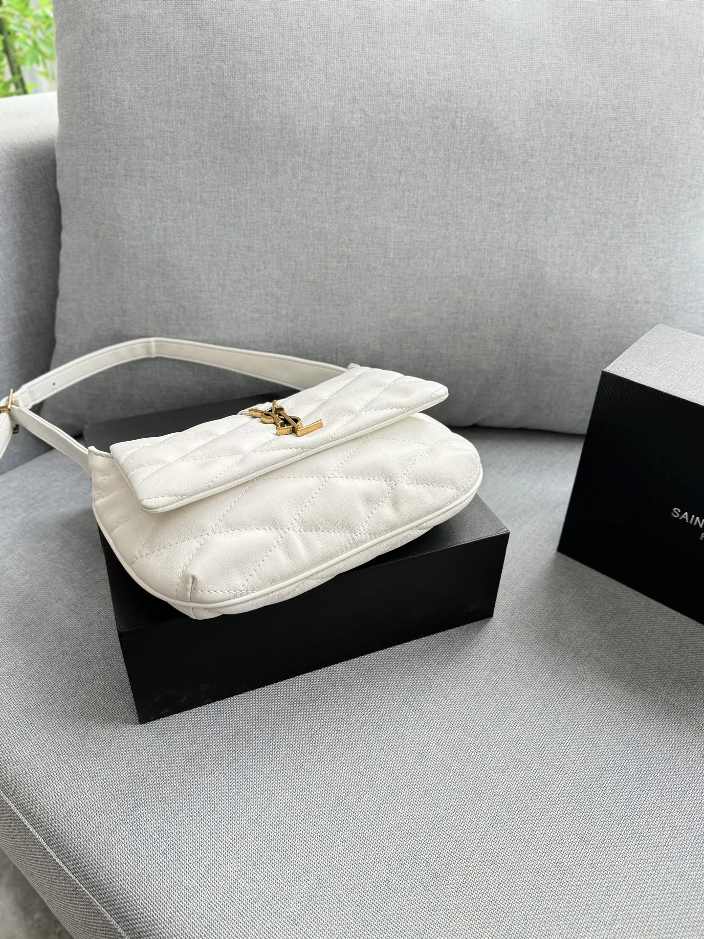 💰125 折叠盒 size：27&times;18 圣罗兰 YSL LE 57系列 腋下包手提单肩包 奶呼呼小羊皮 黑金小羊皮搭配压纹 可以手提又可以腋下 皮质是小羊皮 造型是梯形廓形设计 大气感拉满 精致做工和浪漫情调邂逅融合！意大利小羊皮革手感软糯舒适，柔软到一直想去rua它！参加宴会，平时搭配衣服都可以， 可休闲，可女神，就是百搭神器啦！