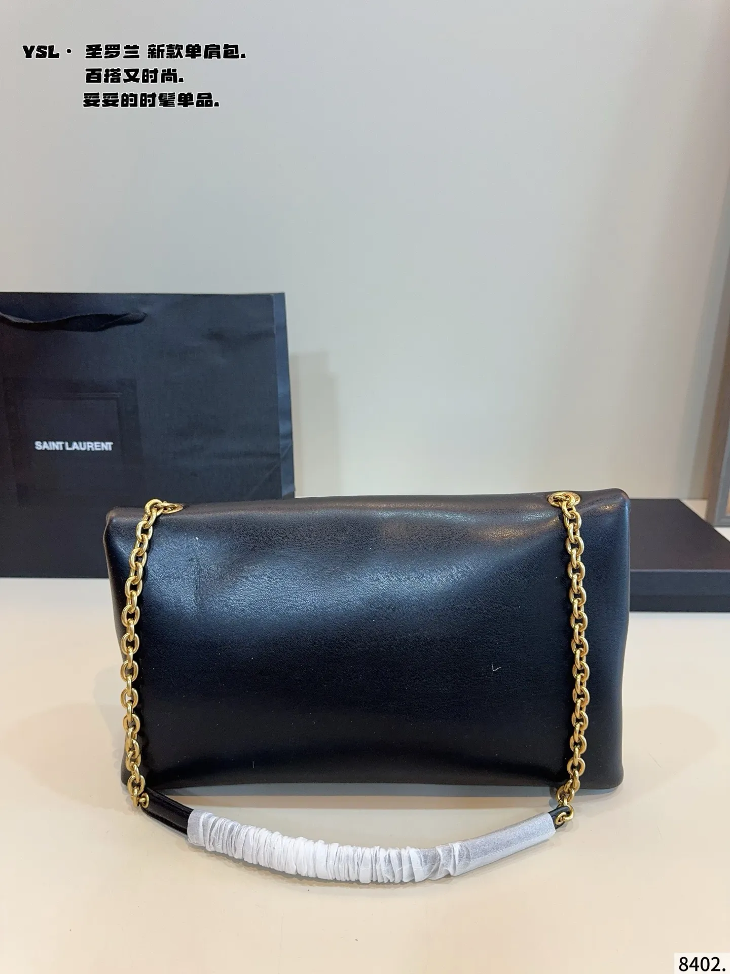 p155配礼盒🎁. YSL圣罗兰 25fw秋冬新款手拿包😍 优雅又大气 软软的小羊皮 手感一流[哇R] 容量更不用说 可以随便往里塞[赞R] 单肩 手拎都十分适配尺寸：34*3*20cm