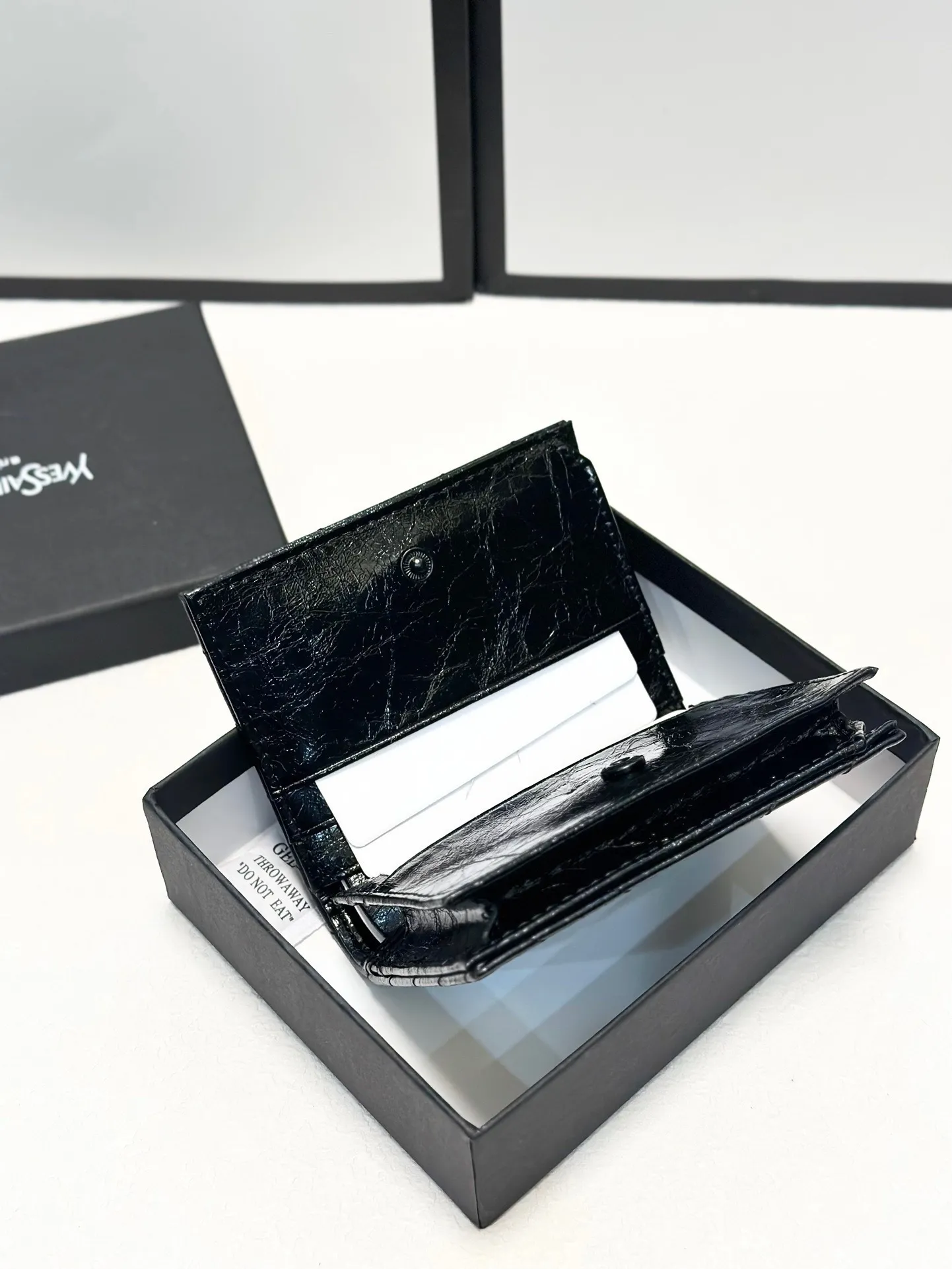 P90🎀🎀颜色 黑🎀尺寸 11x10🎀圣罗兰专柜同步👏时尚钱包，优质油蜡小牛皮👍🏻内阁丰富，超级实用❗️现货高品质[得意]