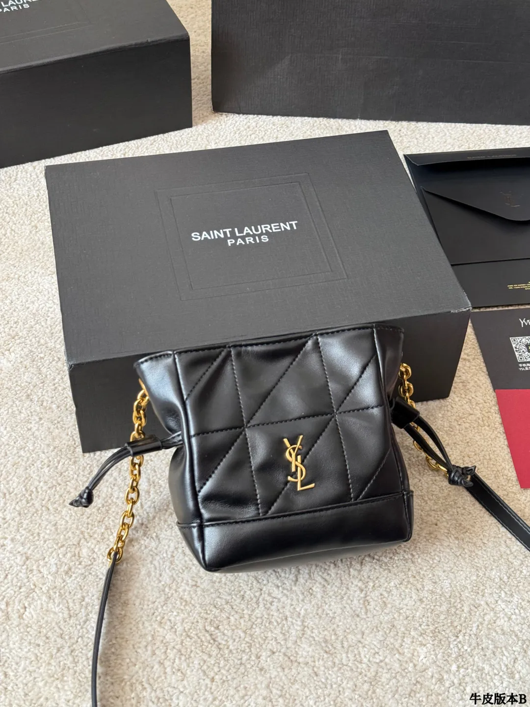 牛皮版本 p145 YSL 圣罗兰｜Jamie 4.3 Pochon 这个款式热度很高，黑金配色高级，包型时尚，容量足够，万物可装，坚版包型上身修长身形，自带慵懒感！ 包包采用柔软纳帕皮革，皮面光滑亮泽细腻，质感轻盈，超高工艺的对格绗缝。链条可收紧，营造出抽绳包 版的廓形，整体高雅精巧！ 里面还有一只可拆卸手拿包，功能性超高又很好看的包 款，N多种背法：手提或手拿，腋下背，斜背都 尺寸 15cm