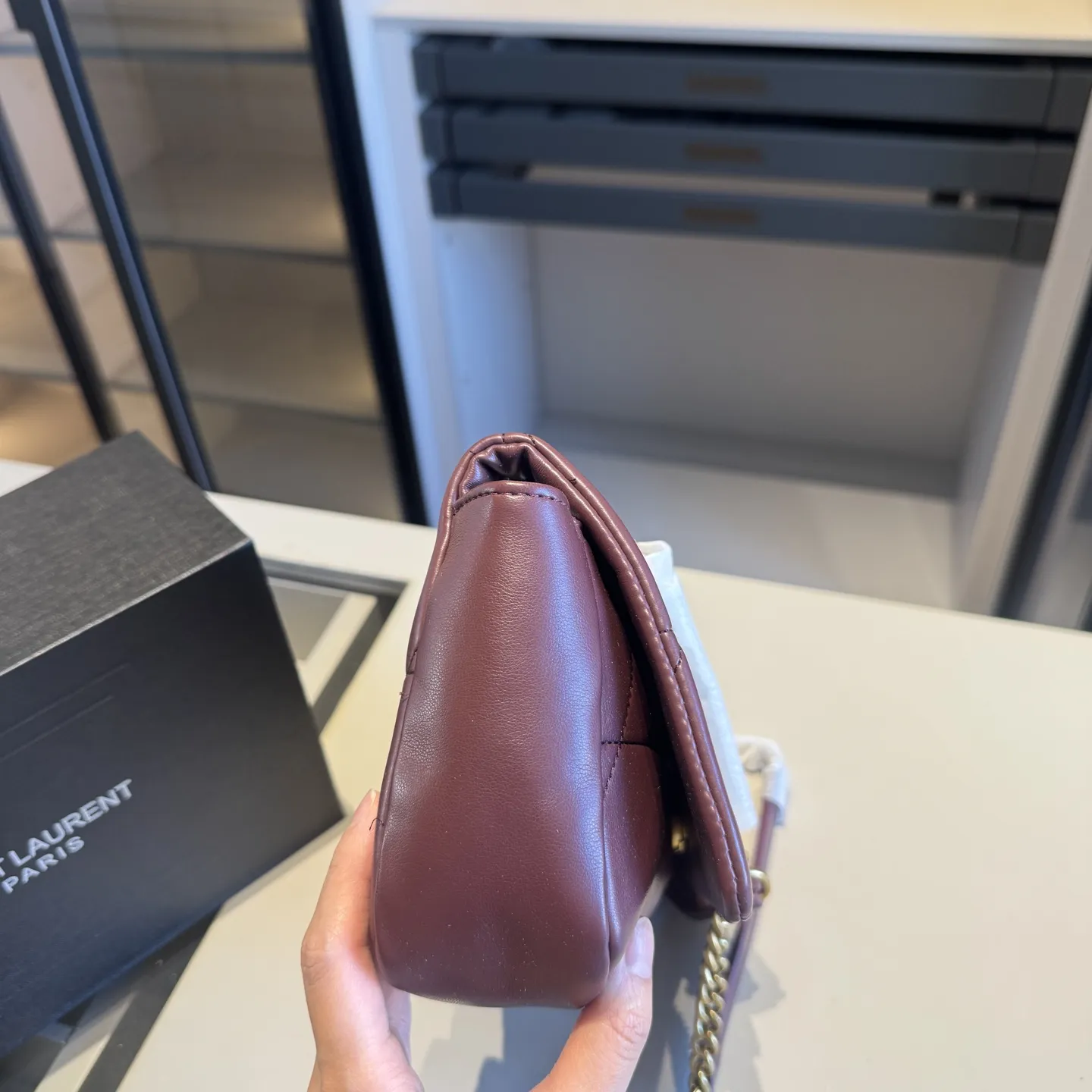 🅿️135✅新品推荐🔜 🔥YSL圣罗兰爆款jamie小号通勤包👍古力娜扎同款！链条包！大容量～非常实用[呲牙]走到哪都是回头率👍众多明星追捧的单品哦！超级有范儿！采用原版牛皮🐂五金都是原版材质哦！质感特别好👍品质堪比正品！上身效果超棒！🎁原版礼盒包装（size：25*14*6）