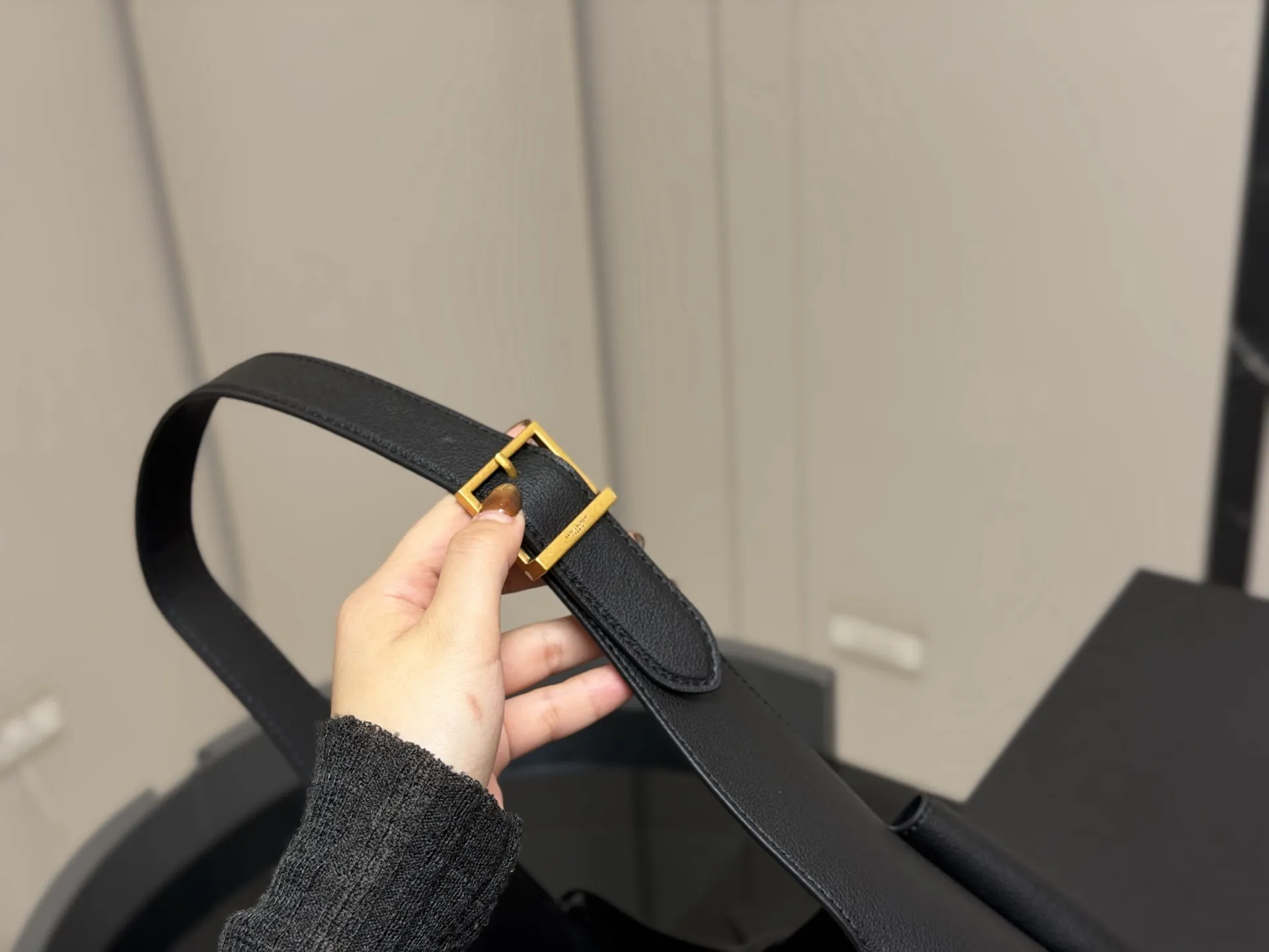 ¥190 ¥170 配包装 圣罗兰 hobo腋下水桶包 YSL 没有繁杂的设计 简简单单的将 YSLlogo字眼变成包扣 皮质柔软一点都不土气 而且超级能装! 包内做了分层设计,东西不会被装的乱糟糟 无论是休闲复古还是甜美飒姐都能hold住!!职场通勤、日常旅游,一年四季都超可!拍照也超有氛围感的尺寸:28.29cm 22.21cm