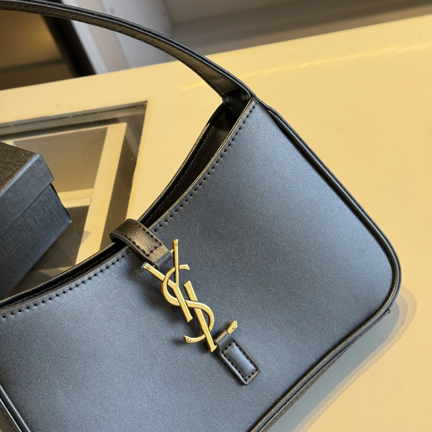 🅿️135✅新品推荐🔜 升级版🔥YSL圣罗兰专柜爆款hobo腋下包!明星同款!到哪都是回头率👍专柜同款哦!品质堪比正品!进口牛皮面料🐂外出轻便实用!原版顶级五金!🎁原版礼盒包装(size:24*15*6)