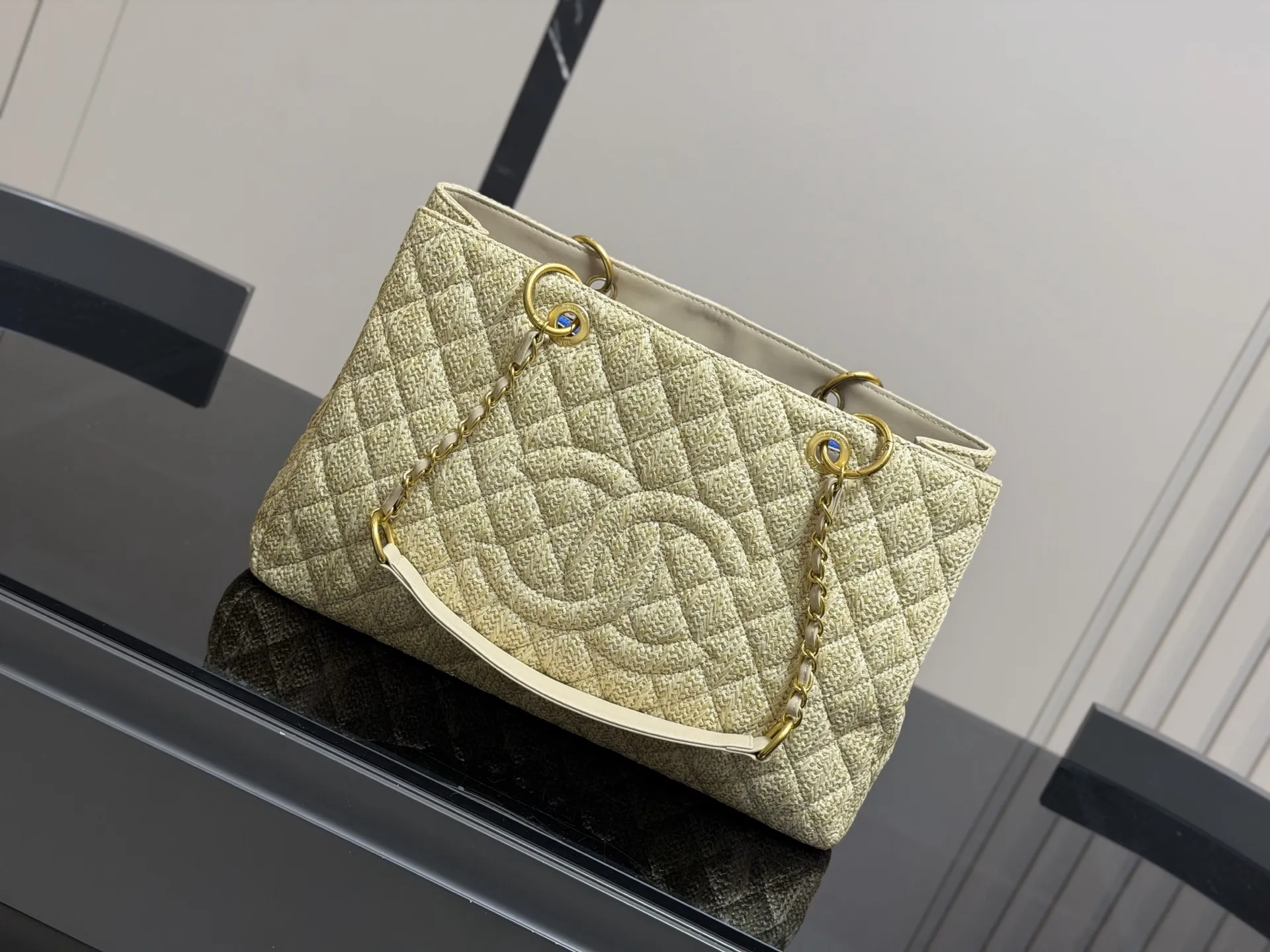 ¥180 香奈儿GST 一包难求系列 通过各种渠道购入正品开发复刻 原厂小牛皮压荔枝纹颗粒 专柜同步纯钢制五金 容量极大 各种场合均适用 版型超赞👍 出门必备尺寸:38.24cm