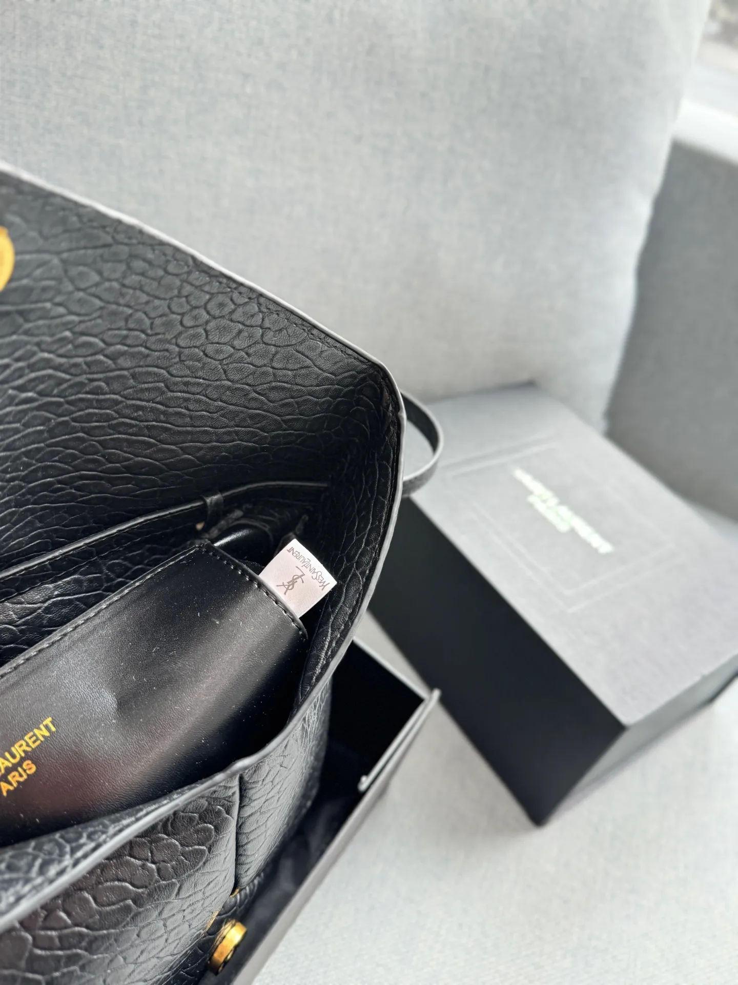 💰125 折叠盒 size：23&times;16 圣罗兰 YSL LE CASSANDRE 大象纹 链条包 信封包 单肩斜挎手拿包 精致度满分10 链条包新色新色好有气质小羊皮材质 很轻很软!巴掌大却超好装的小个子可以闭眼冲 超软超有质感！！！