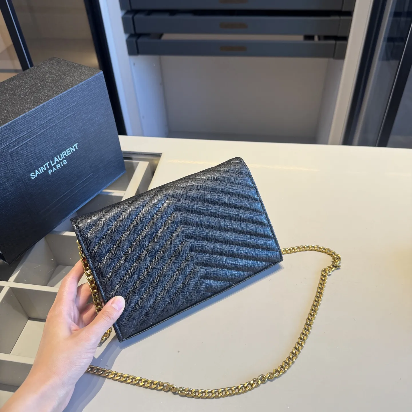 🅿️140✅新品推荐🔜 升级版~高端货🔥YSL圣罗兰专柜经典WOC信封包✉️链条包!超!级!火!👍可肩背!各大明星追捧的爆款~采用原版顶级五金配件!经典logo!顶级做工!面料采用进口鱼子酱牛皮面料!堪比专柜品质🎁原版折叠礼盒包装(size:22*14*3)