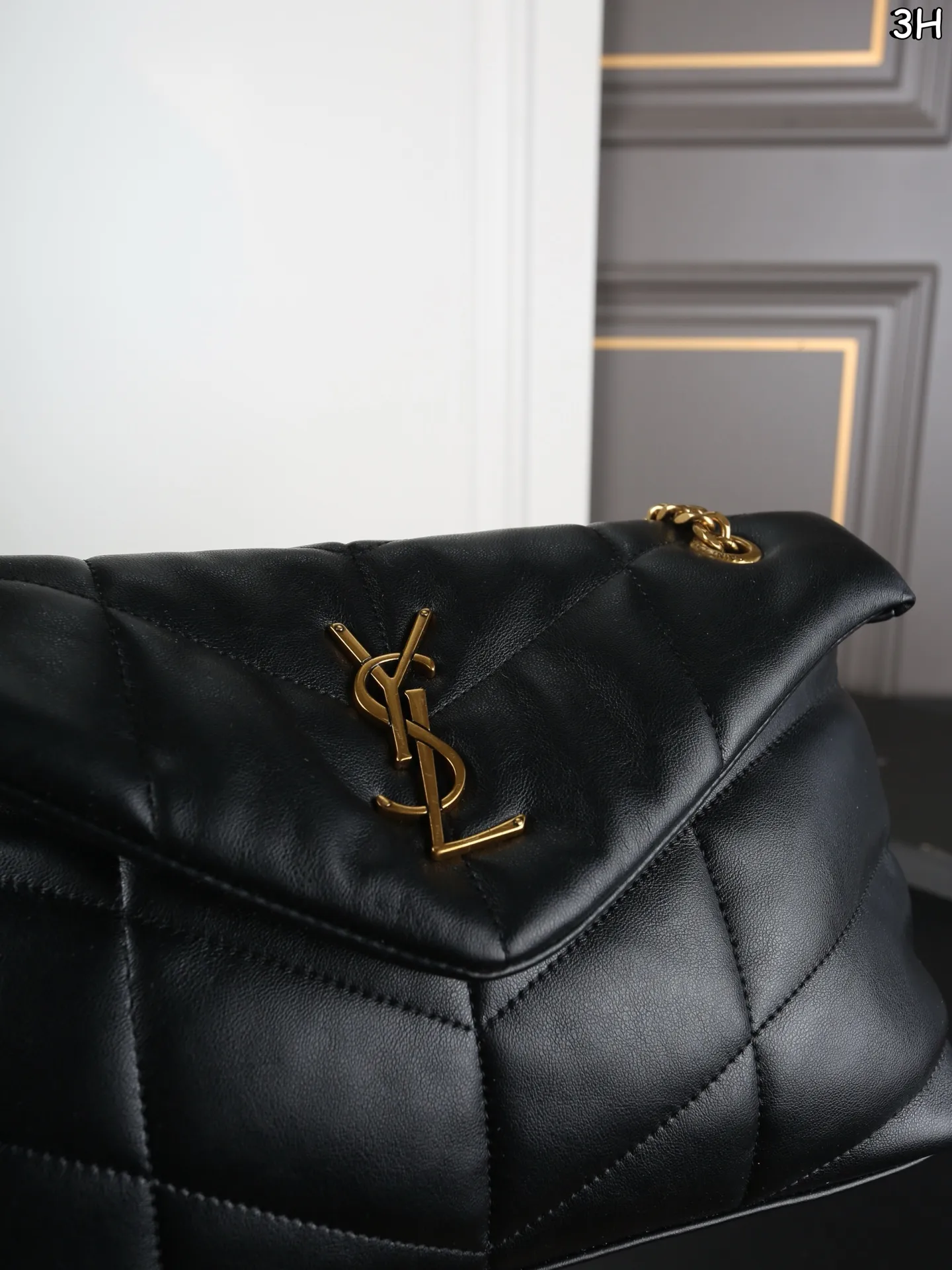 P120 天地盖 圣罗兰 YSL 云朵包 斜挎单肩包 可盐可甜， 是那种复古金色，很高级很洋气哇。 女性理想的日常出行良伴。从休闲时光到较正式场合，它总能为正装造到更添一抹个性态度。ysl云朵包的设计简洁大方，时尚又不失个性，无论是日常搭配还是出席派对，都能让你成为最闪耀的那一颗星! 尺寸：28&times;18