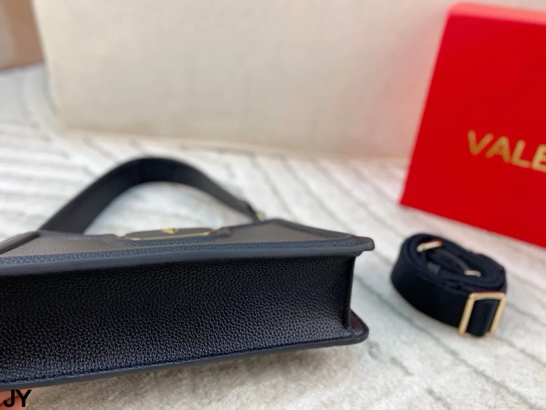 p150 折叠盒🎁 造型风格独特的斜挎包~华伦天奴 Valentino百搭经典精致的一只 真的超级无敌巨可爱 仙气满满 小姐姐日常必入款!尺寸:26*15