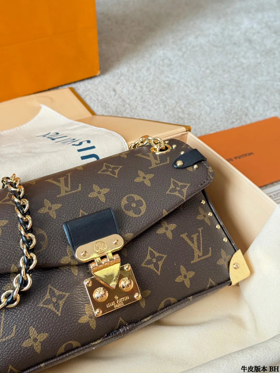 复刻版 p180 LV Trunkie 老花链条包 LV Trunkie老花链条包，经典Monogram帆布+金属铆钉，复古又摩登！灵感来自LV古董旅行箱，硬挺廓形超有辨识度。S型锁扣开合仪式感满满，链条肩带可拆卸，手拎、单肩、斜挎都OK，通勤休闲都能搭。尺寸26x17cm，容量适中，日常物品轻松装下，实用又时髦！