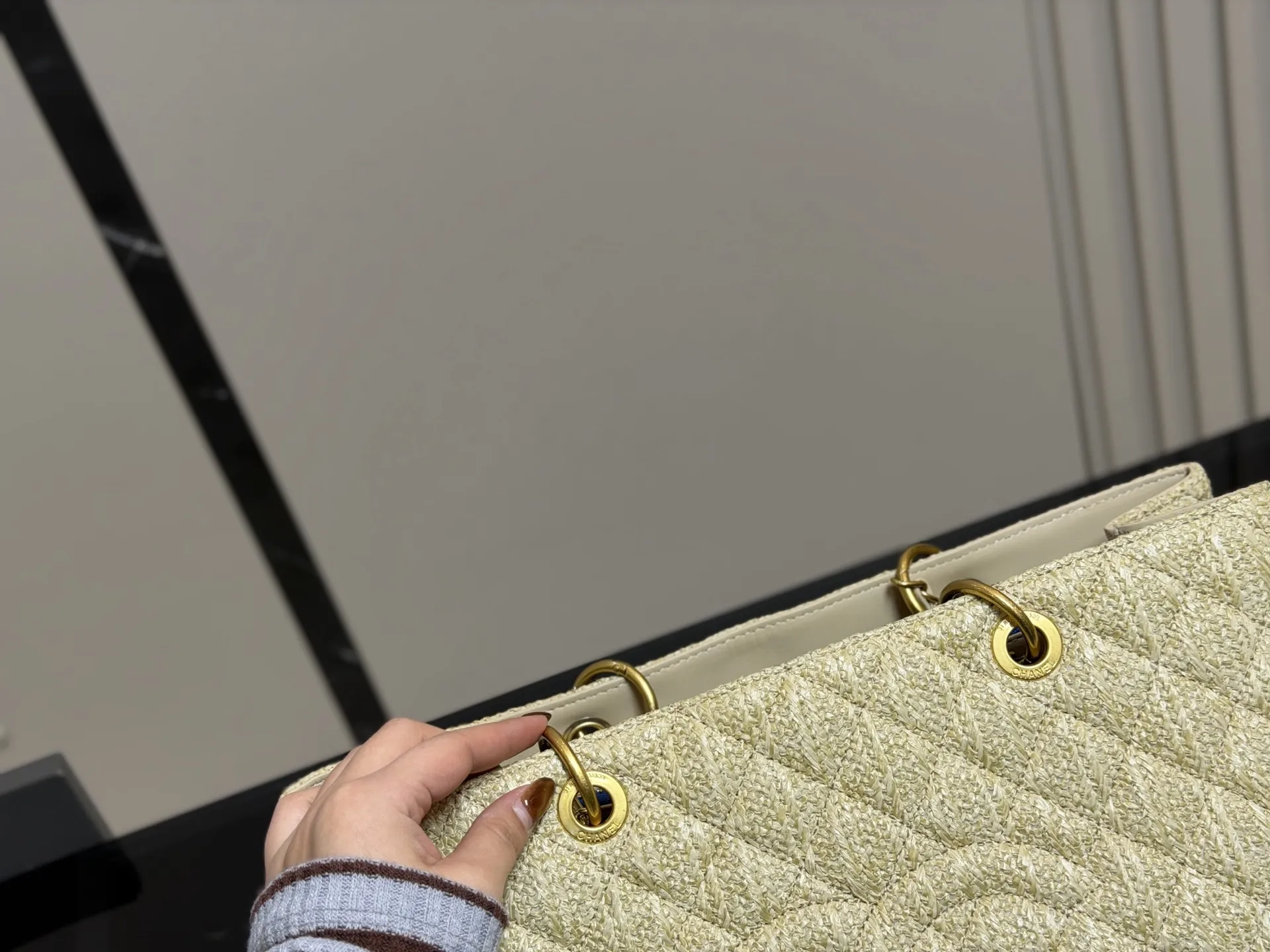 ¥180 香奈儿GST 一包难求系列 通过各种渠道购入正品开发复刻 原厂小牛皮压荔枝纹颗粒 专柜同步纯钢制五金 容量极大 各种场合均适用 版型超赞👍 出门必备尺寸:38.24cm