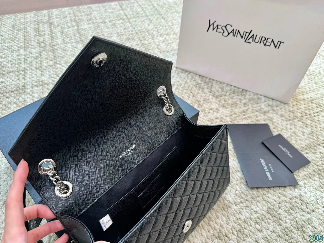 小号¥150折叠盒 圣罗兰YSL Envelope信封包 简约才是百搭公式。 复古又时髦,妥妥的街拍神器。 出街通勤都可。 容量很大,可肩背、斜挎。 搭配很显高级感。 是帅气女孩不可缺少的一款经典存在。 尺寸小号24 17