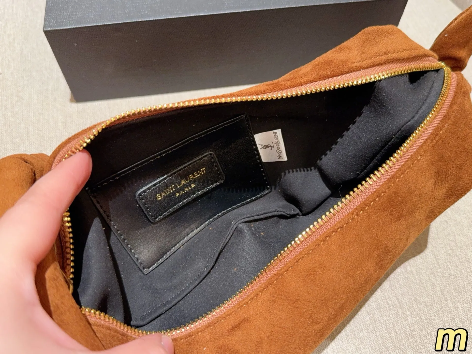 💰135 圣罗兰YSL AMALIA腋下包 柔软慵懒随性&ldquo;牛角包&rdquo;造型，超有法式氛围感！肩带是金色YSL字母链条交织，辦识度满分-。拉链开合，内部空问能装手机、钱包等日常小物，手提或腋下背都很时髦，轻松打造松弛感穿搭~ 尺寸39&times;13 礼盒包装🎁