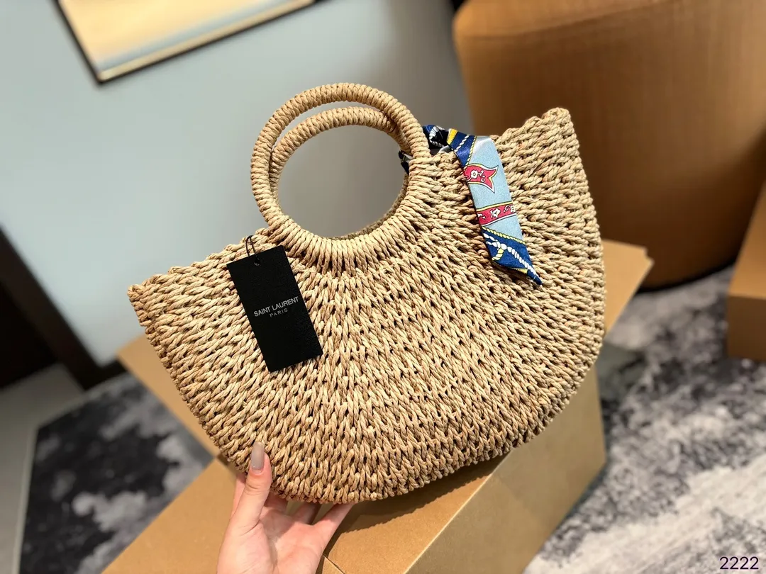 p105p100p90 圣罗兰 YSL绝美菜篮子 是背 YSL.阳光草编包的夏天啦 马上夏至了,来推荐这只YSL.阳光草编包 编织和皮革,清爽也文艺,让你也可甜可美。设计也非常实用,容量也大。 同款哦夏天怎么能少了草编包呢尺寸:32*7*20/28*6*17/20*5*14cm