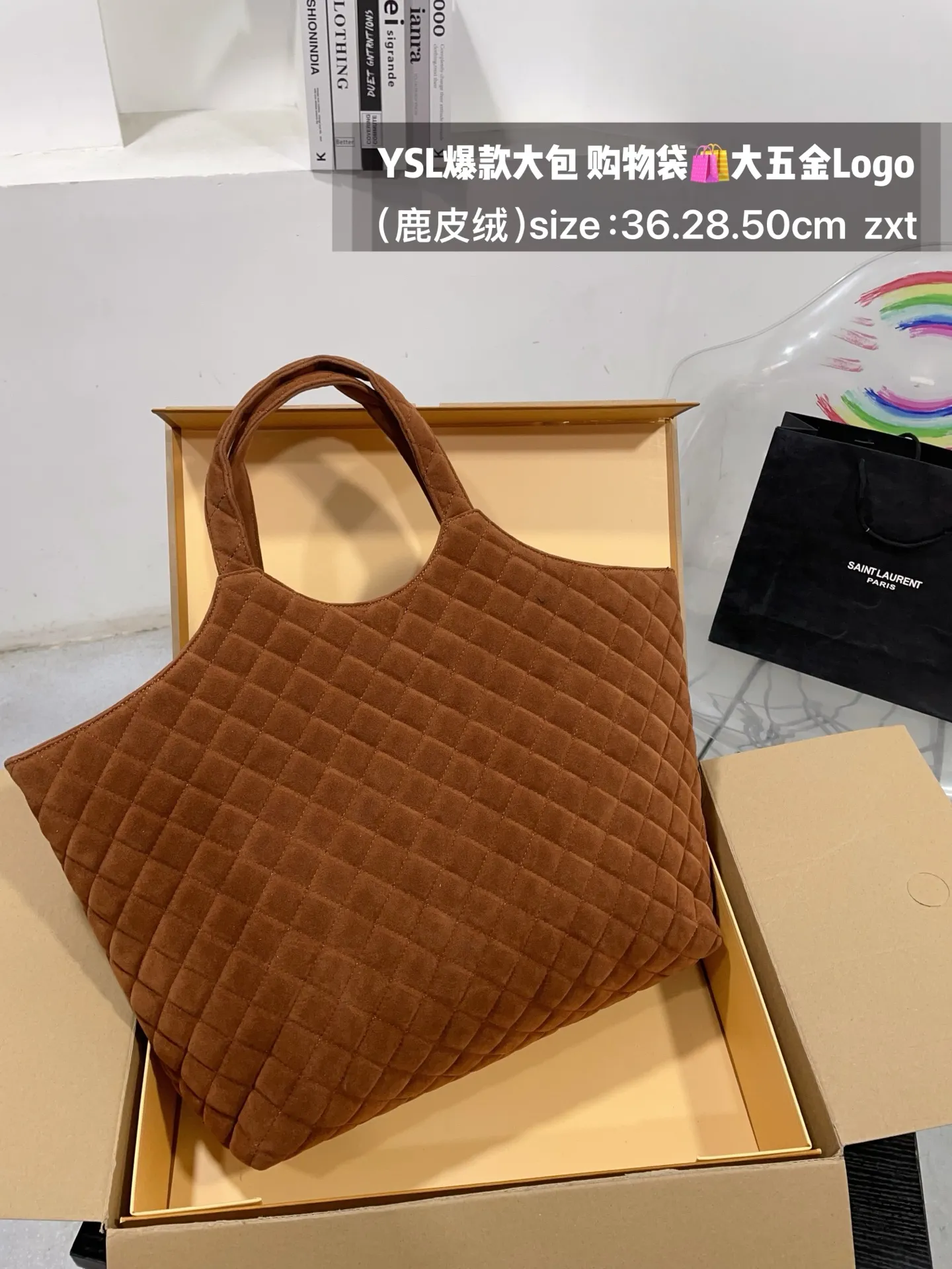 👑💰185无盒 size:底36.28.50cm YSL爆款大包 购物袋🛍️ 大五金Logo终于做到与原版大小一致💪 高级感满满👍圣罗兰 复古菱形格子与 巨大LOGO五金 璀璨而大气☄️ 最重要是一包当2包用、 中间链子往两侧一收 可以变换造型 配有小包一个 (五金全套对版带LOGO)