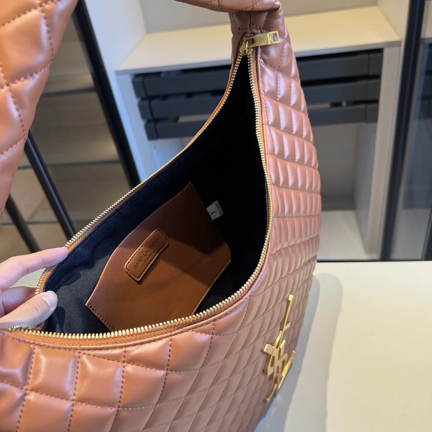 🅿️160✅新品推荐🔜 🔥YSL圣罗兰专柜新款Lcare hobo 腋下包👍这款包超!级!火!👍各大明星追捧的爆款~采用原版五金配件!经典logo!顶级做工!面料采用牛皮面料!超大容量!堪比专柜品质(size:44*34)