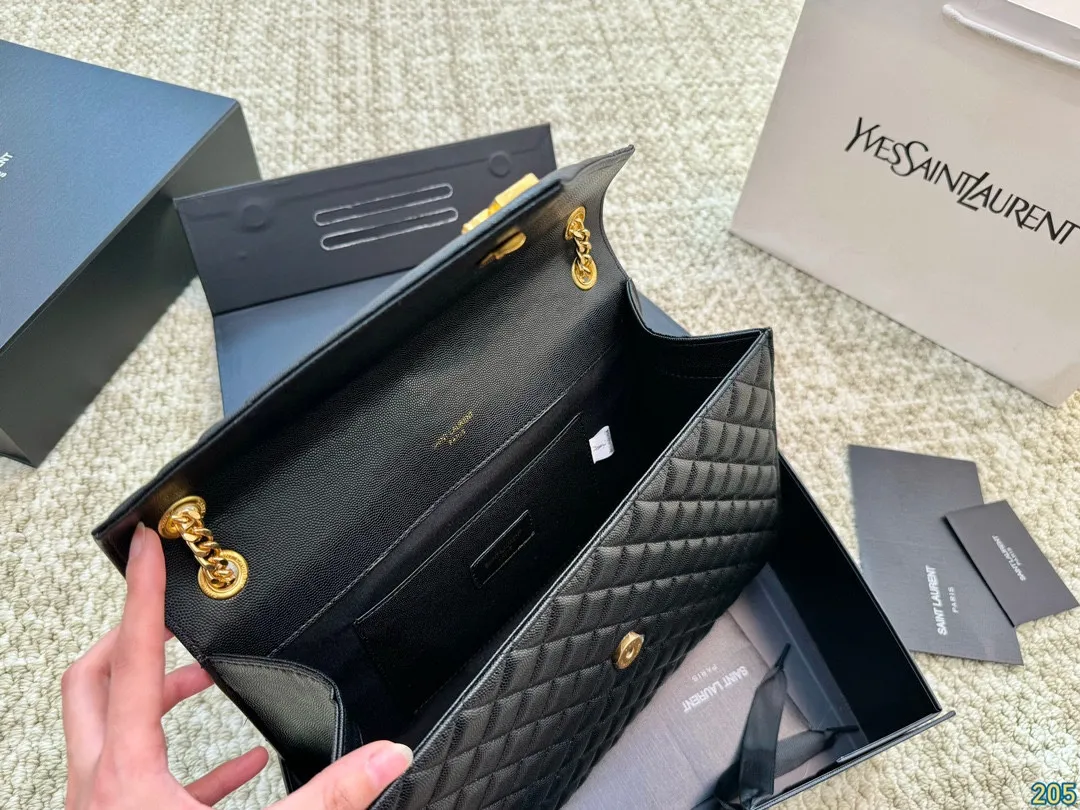 大号¥155折叠盒 圣罗兰YSL Envelope信封包 简约才是百搭公式。 复古又时髦,妥妥的街拍神器。 出街通勤都可。 容量很大,可肩背、斜挎。 搭配很显高级感。 是帅气女孩不可缺少的一款经典存在。 尺寸大号31 21