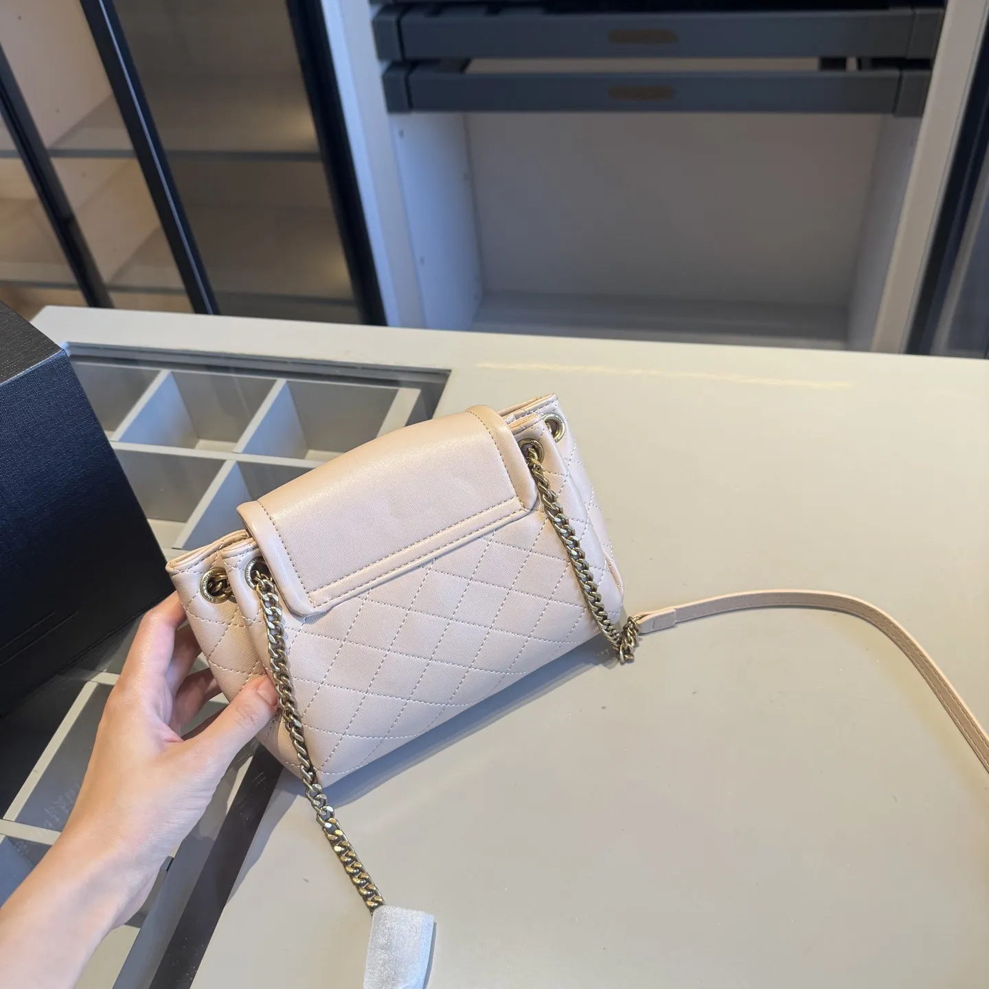 🅿️135✅新品推荐🔜 升级版～高端货🔥YSL圣罗兰爆款Nolita斜挎包～链条包！这款包超！级！火！👍各大明星追捧的爆款～采用原版五金配件！经典logo！顶级做工！面料采用牛皮面料！堪比专柜品质🎁原版折叠礼盒包装（size：18*13*5）