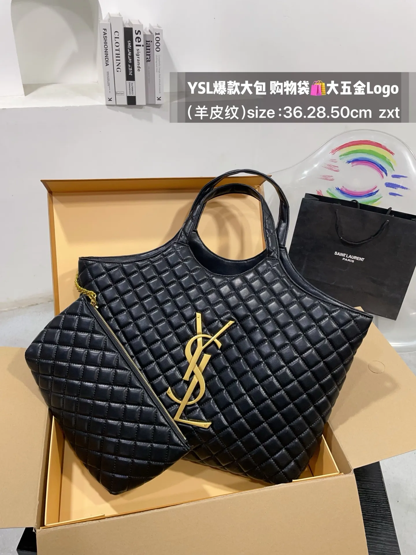 👑💰175无盒 size：底36.28.50cm YSL爆款大包 购物袋🛍️ 大五金Logo终于做到与原版大小一致💪 高级感满满👍圣罗兰 复古菱形格子与 巨大LOGO五金 璀璨而大气☄️ 最重要是一包当2包用、 中间链子往两侧一收 可以变换造型 配有小包一个 （五金全套对版带LOGO）