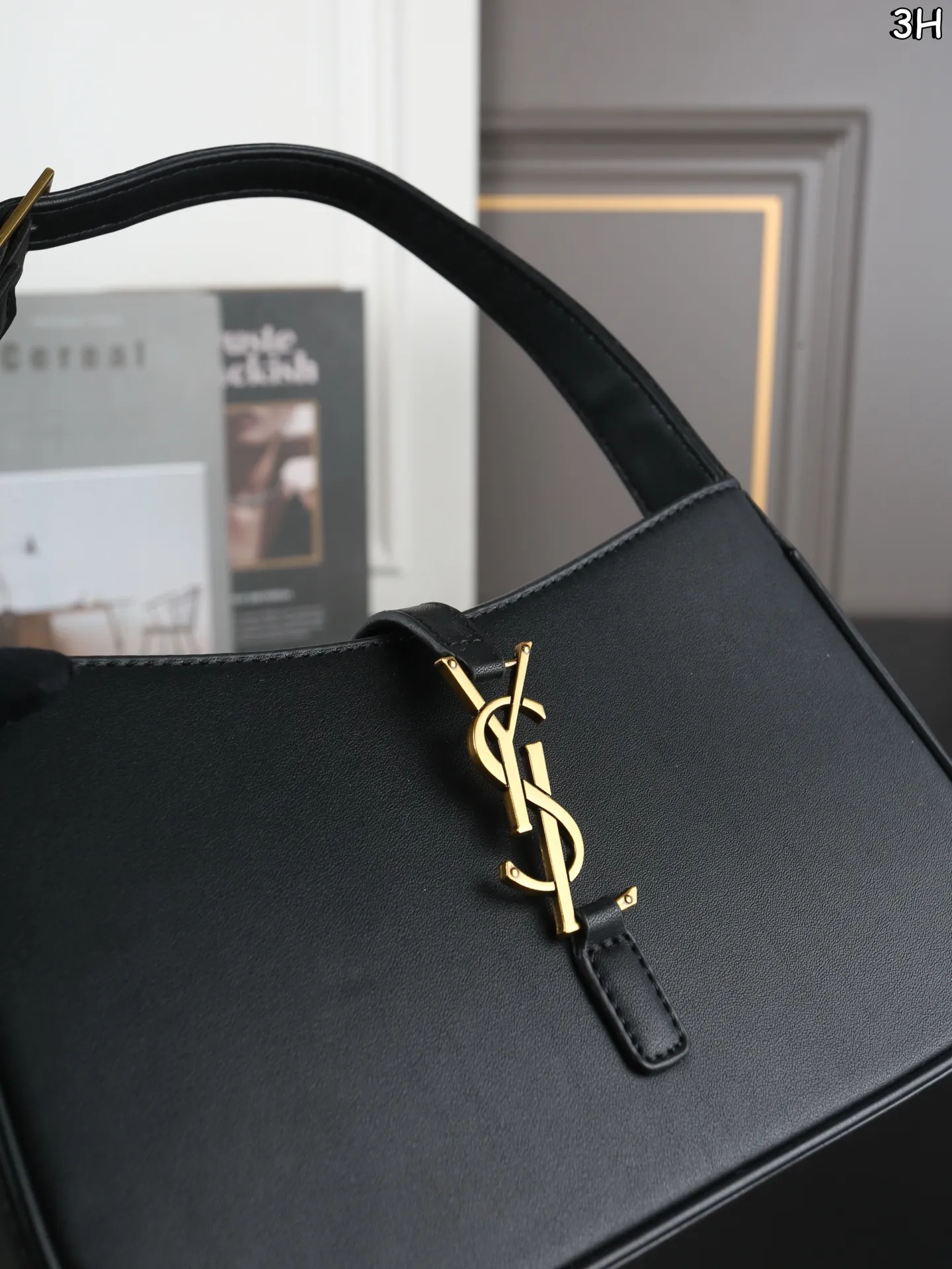 P125 折叠盒 圣罗兰 YSL LE5A7 腋下包流浪包手提包单肩包 直接get rose同款腋下包！ 经典包型 设计简约又有辨识度 日常出街通勤 随手一背 直接拿着🫴时髦感 真的随性又高级的美✨容量很大～[大笑R] 背上不会有重量感 而且背着很有质感，从通勤到约会都实用 尺寸：25&times;15