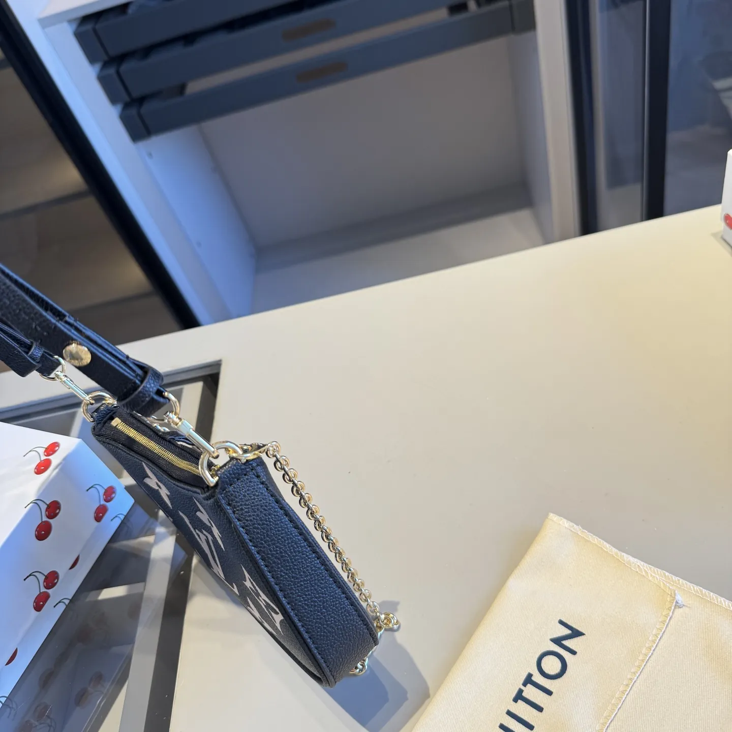 🅿️150✅牛皮系列🔜 顶级货🔥全钢五金‼️黑色印花牛皮系列～LV路易威登专柜爆款easypouch麻将包👸专柜同款～配链条和长带！走到哪都是回头率👍原版全牛皮🐂原版顶级全钢五金 完美走线 [得意]平时出门的东西都可以装！🎁原版折叠礼盒包装（size：20*12*3）