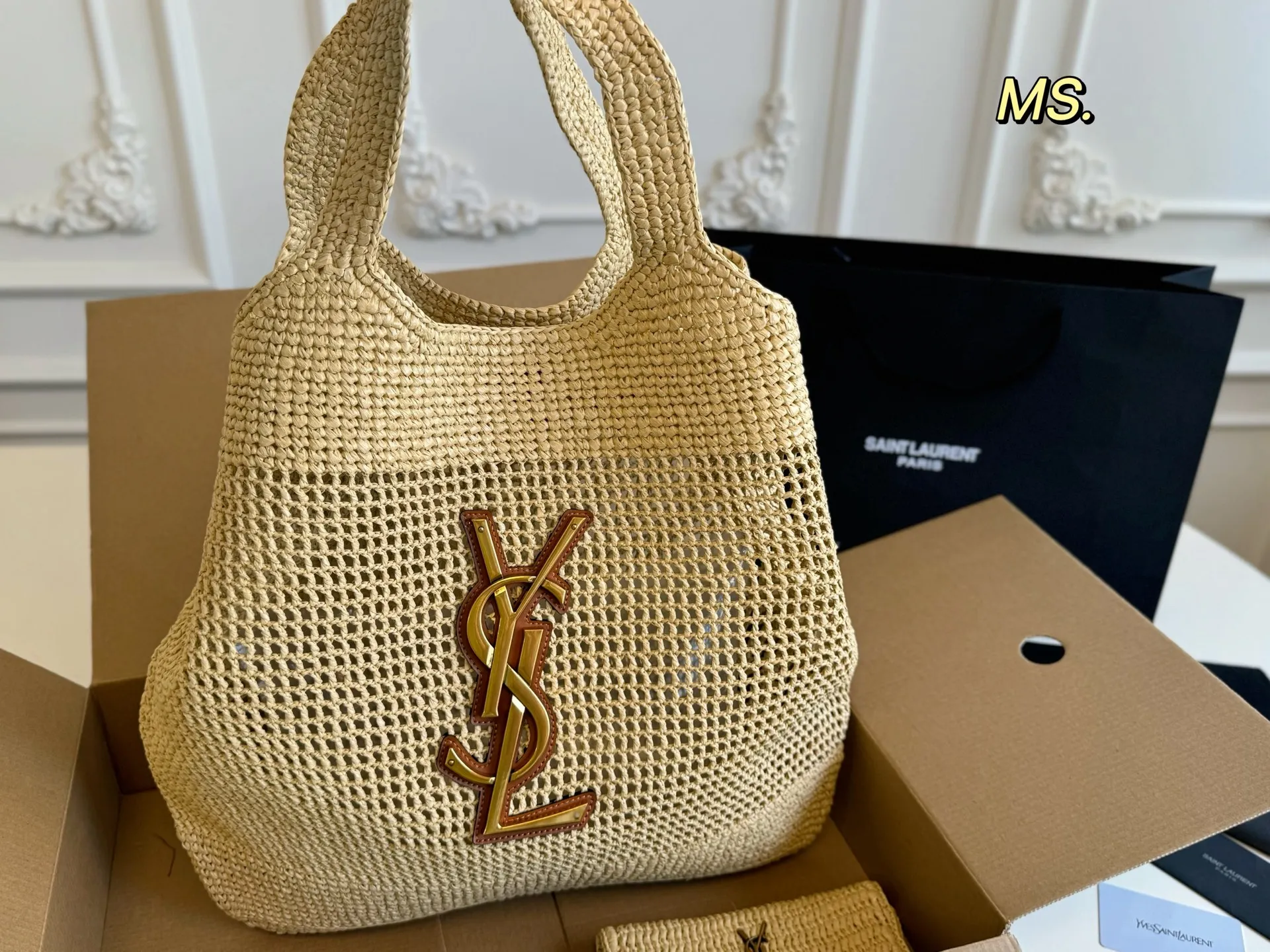 P200（配盒） size：38&times;41 YSL圣罗兰草编子母托特包💕 超大空间 配零钱包✔️ 大logo搭配草编工艺～ 别有一番风味 ，巨轻盈 慵懒随性，自在随心❗️❗️