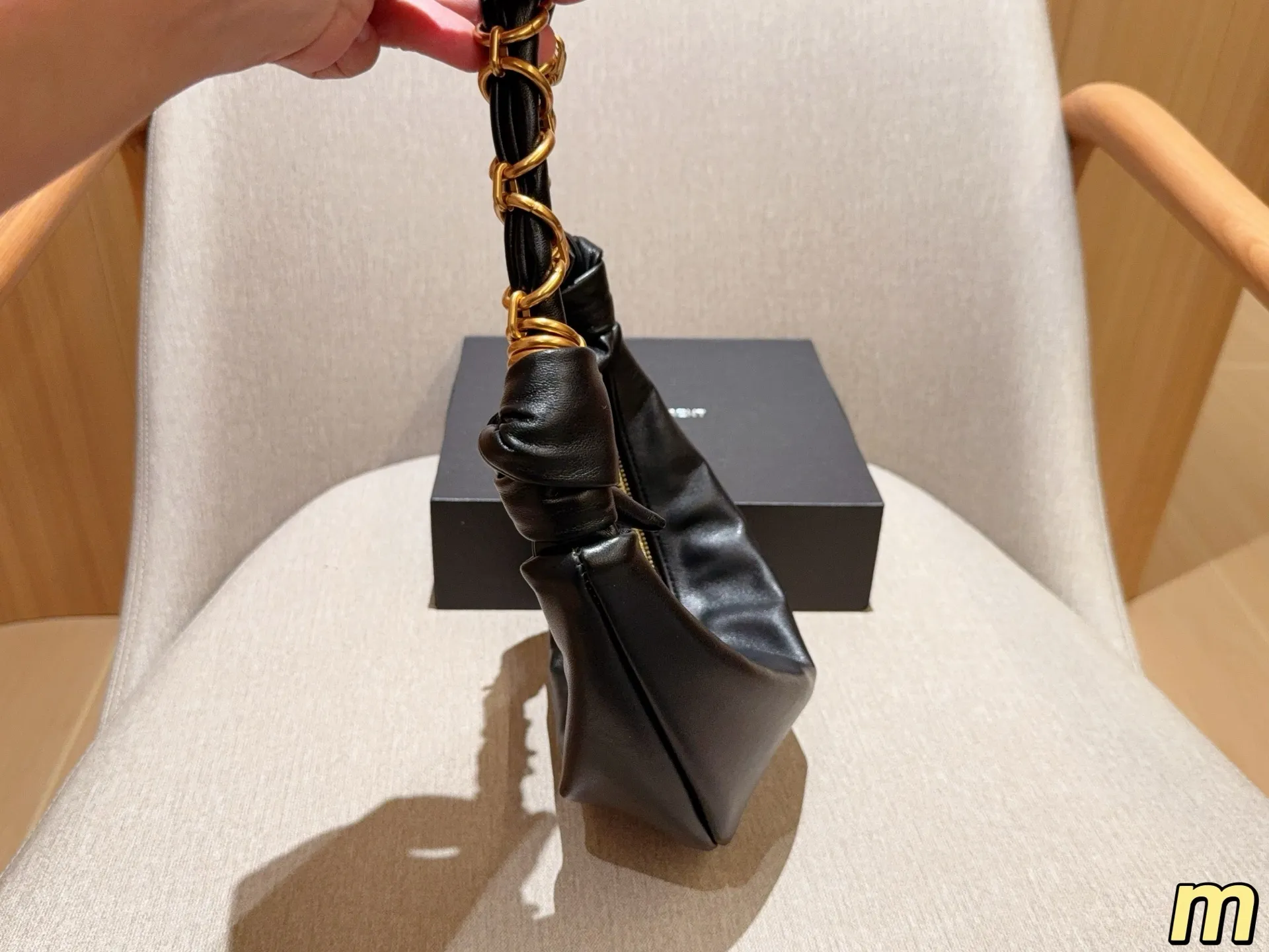 💰135 圣罗兰YSL AMALIA腋下包 柔软慵懒随性“牛角包”造型,超有法式氛围感!肩带是金色YSL字母链条交织,辦识度满分-。拉链开合,内部空问能装手机、钱包等日常小物,手提或腋下背都很时髦,轻松打造松弛感穿搭~ 尺寸39×13 礼盒包装🎁