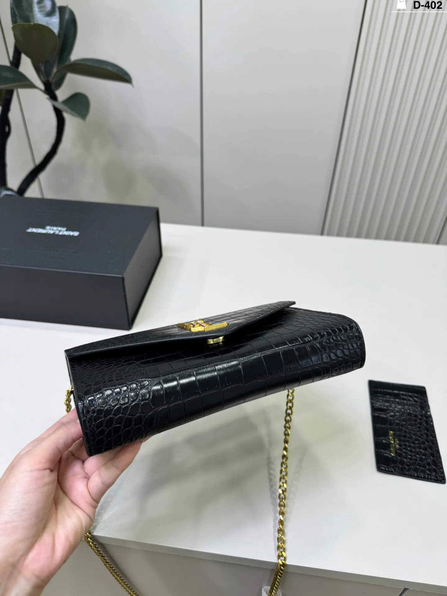 💰p120 D-402尺寸24&times;14折叠盒 YSL Le Cassandre信封包 日常通勤或正式场合都能轻松驾驭 尺寸适中，实用又时髦，是圣罗兰经典热门款，真的很值得入手!