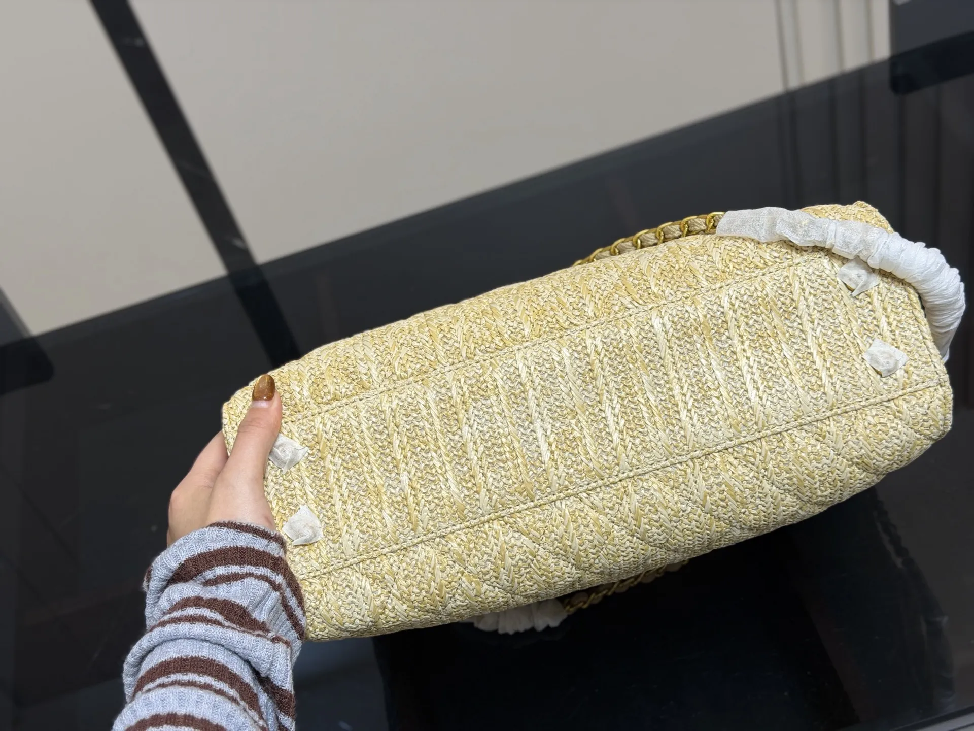 &yen;180 香奈儿CHANEL 链条托特包 复古优雅 香奈儿CHANEL 链条托特包 复古优雅 满满的高级感 大小适中 容量感人 休闲正装皆可轻松驾驭 尺寸:36.26cm