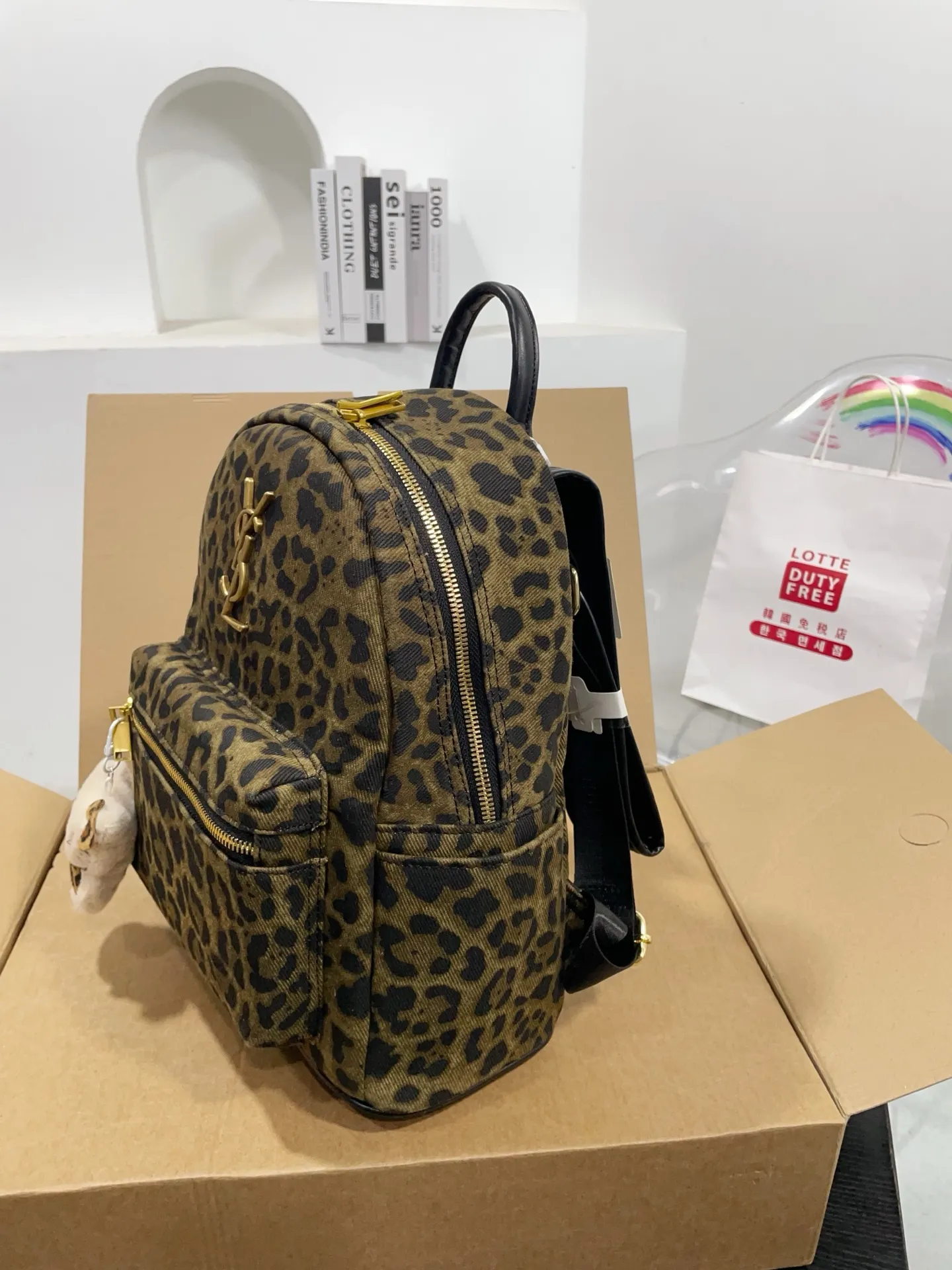 💰P150赠送挂件 圣罗兰双肩包 简单百搭 颜值高 日常出街首选 潮酷时尚女孩必入款 尺寸：26 31