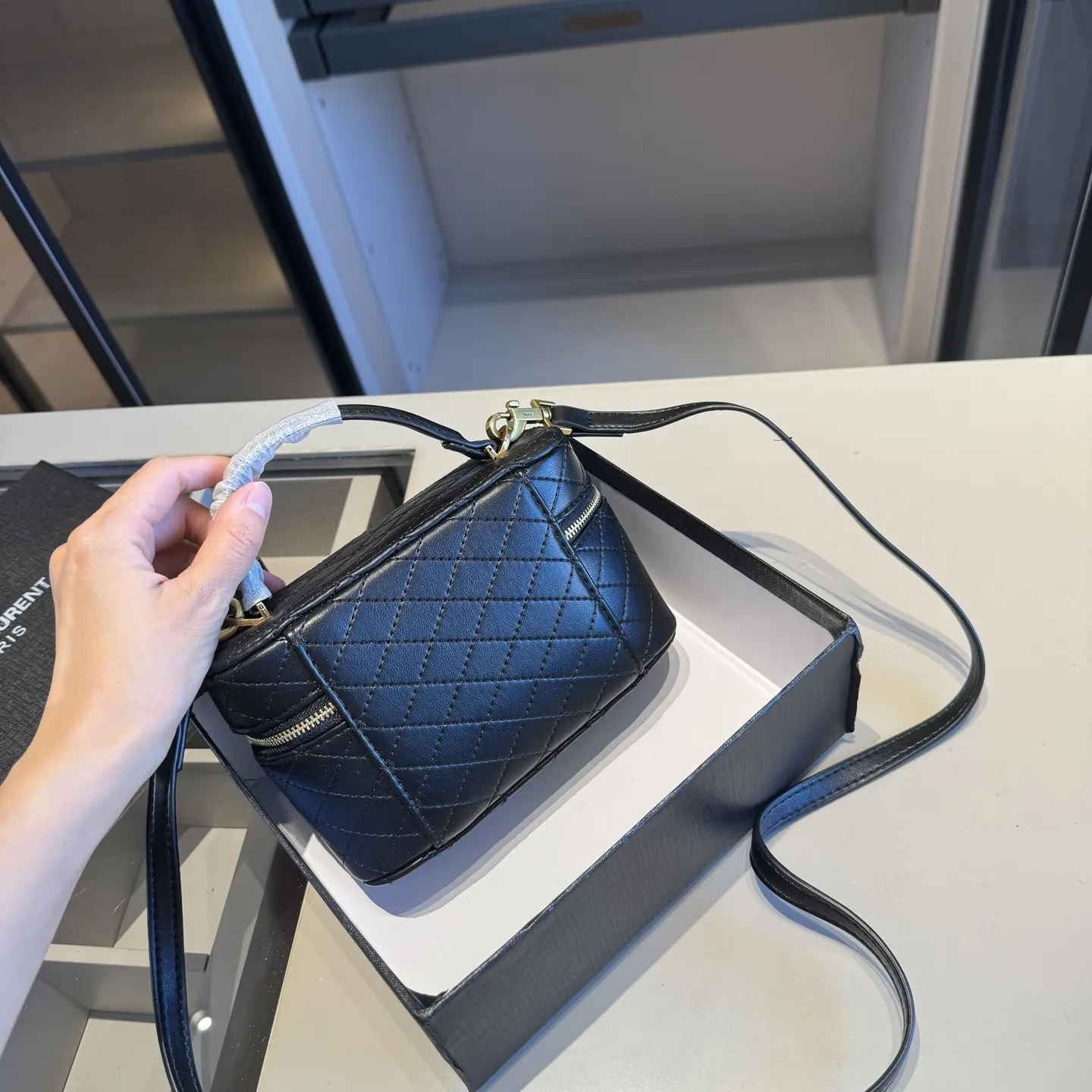 🅿️140✅新品推荐🔜 高端货🔥YSL圣罗兰新款化妆箱～box小盒子包👍明星同款！可手提可肩背～非常实用[呲牙]走到哪都是回头率👍超级有范儿！采用原版牛皮🐂五金都是原版材质哦！质感特别好👍品质堪比正品！上身效果超棒！原版礼盒包装🎁（size：18*11*6）