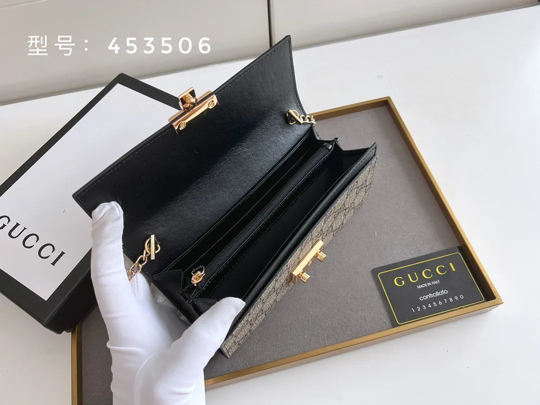 P105🎀GUCCl 453506🎀颜色 黑 🎀尺寸 19*10.5*3.5 🎀GUCCl专柜同步，可肩背专柜品质顶级进口牛皮 海外订制钥匙扣五金 做工油边精湛！