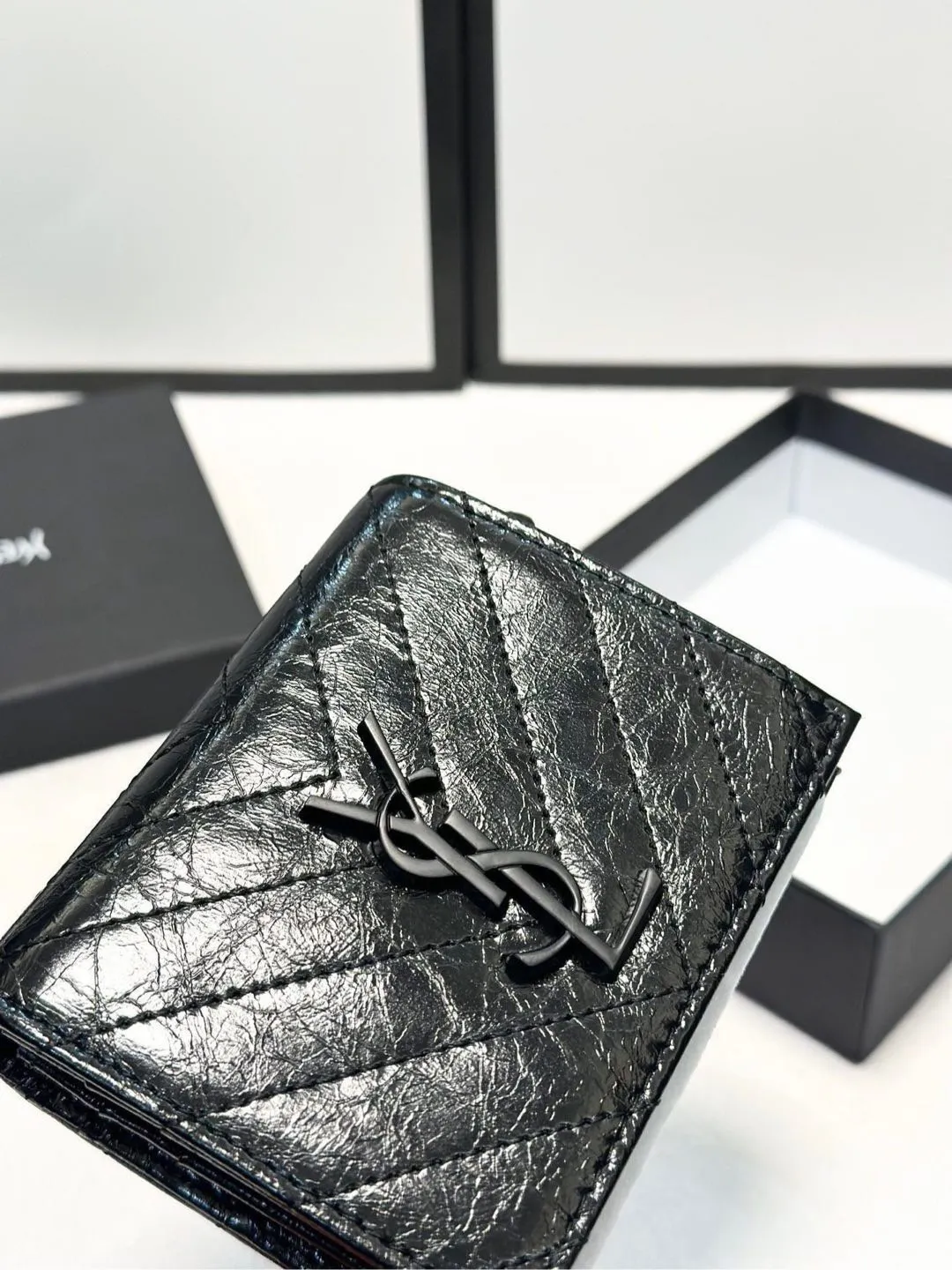 P90🎀🎀颜色 黑🎀尺寸 11x10🎀圣罗兰专柜同步👏时尚钱包，优质油蜡小牛皮👍🏻内阁丰富，超级实用❗️现货高品质[得意]