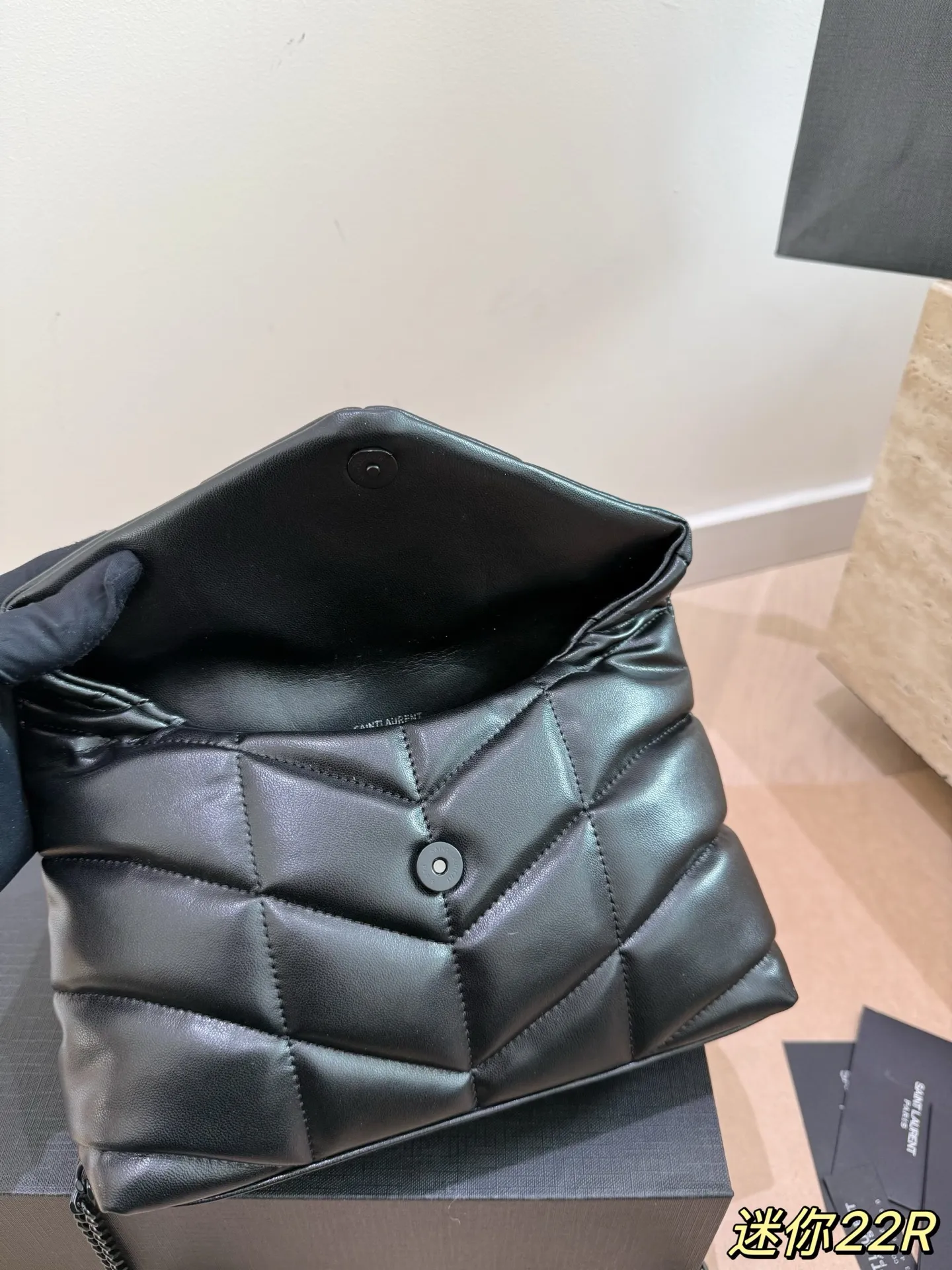 YSL圣罗兰云朵包P150 Ysl圣罗兰云朵包,超酷~ 折叠礼盒🎁 YSL圣罗兰云朵包 黑金超酷 杨幂同款 软软糯糯小可爱 外观颜值爆表 不要犹豫 必入款 真好好#ysl圣罗兰 尺寸22 16