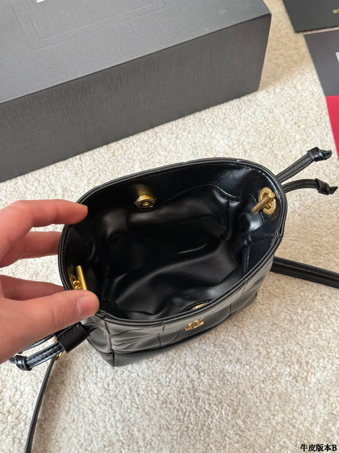 牛皮版本 p145 YSL 圣罗兰|Jamie 4.3 Pochon 这个款式热度很高,黑金配色高级,包型时尚,容量足够,万物可装,坚版包型上身修长身形,自带慵懒感! 包包采用柔软纳帕皮革,皮面光滑亮泽细腻,质感轻盈,超高工艺的对格绗缝。链条可收紧,营造出抽绳包 版的廓形,整体高雅精巧! 里面还有一只可拆卸手拿包,功能性超高又很好看的包 款,N多种背法:手提或手拿,腋下背,斜背都 尺寸 15cm